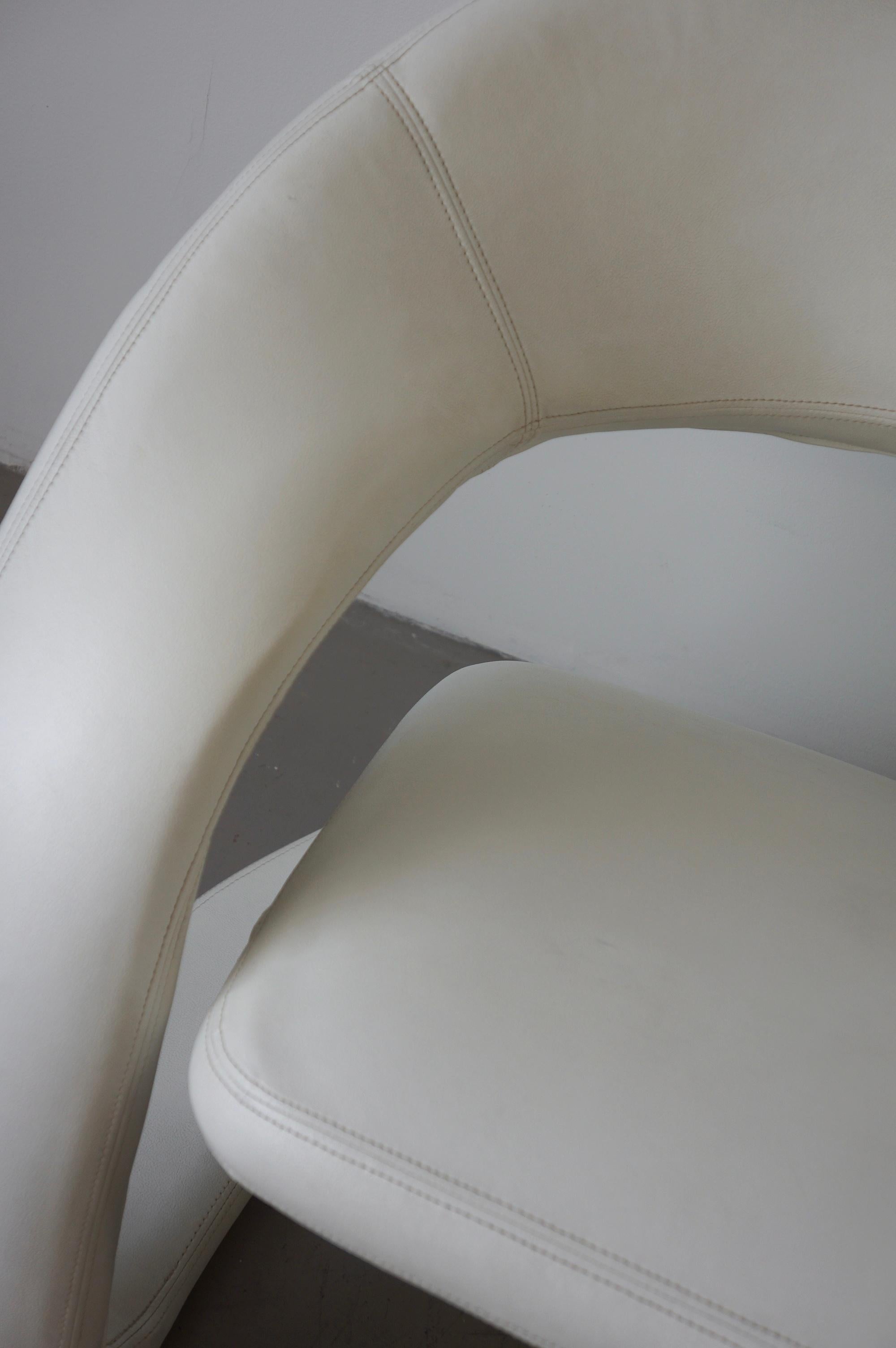 Jaymar sculptural lounge chair in white faux leather In Good Condition In Toronto, ON