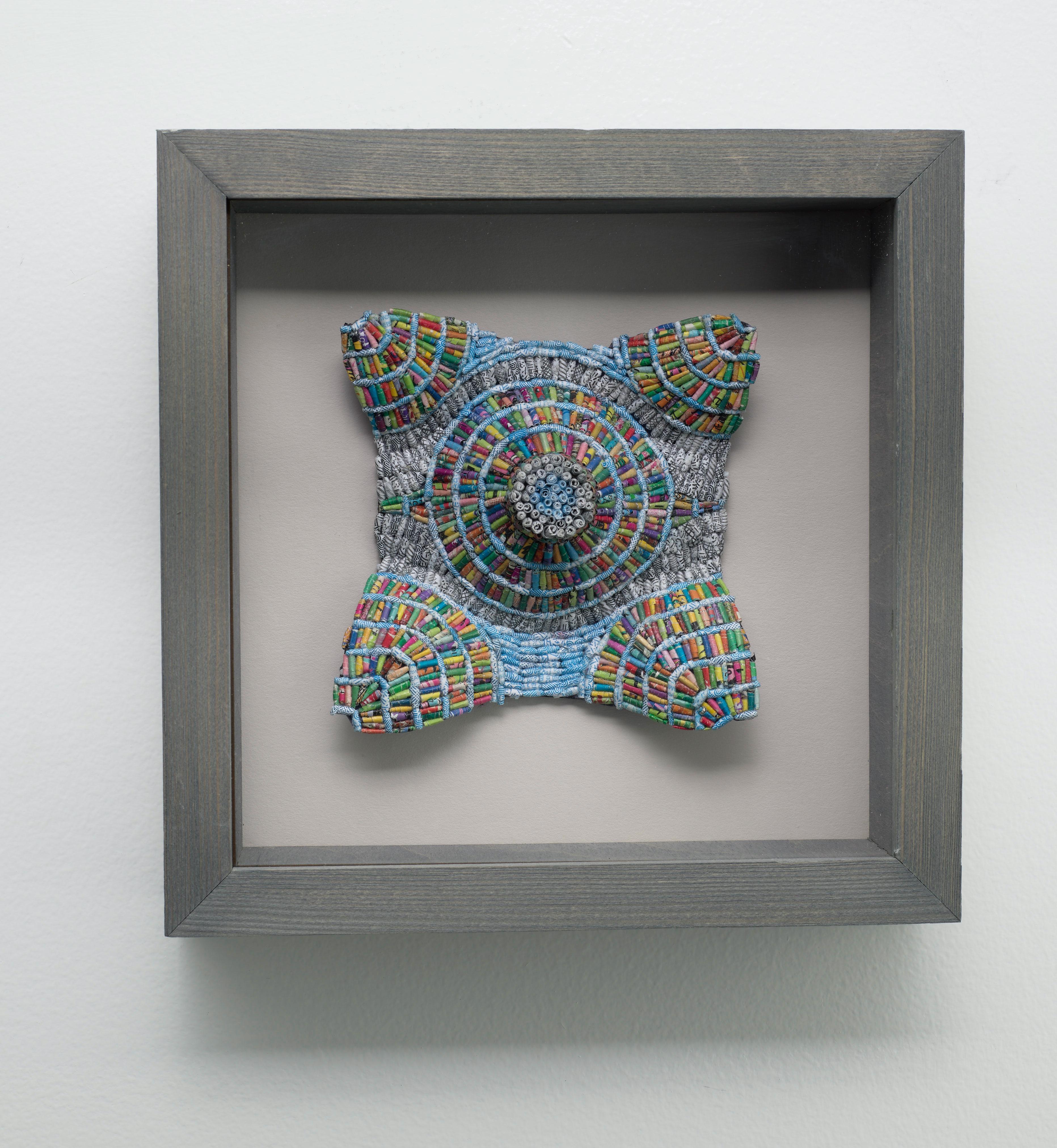 Jaynie Gillman Crimmins Abstract Sculpture – Safe & Protected #1, geschreddertes New Yorker Mag, Umschläge, Mischtechniken, Mischtechniken