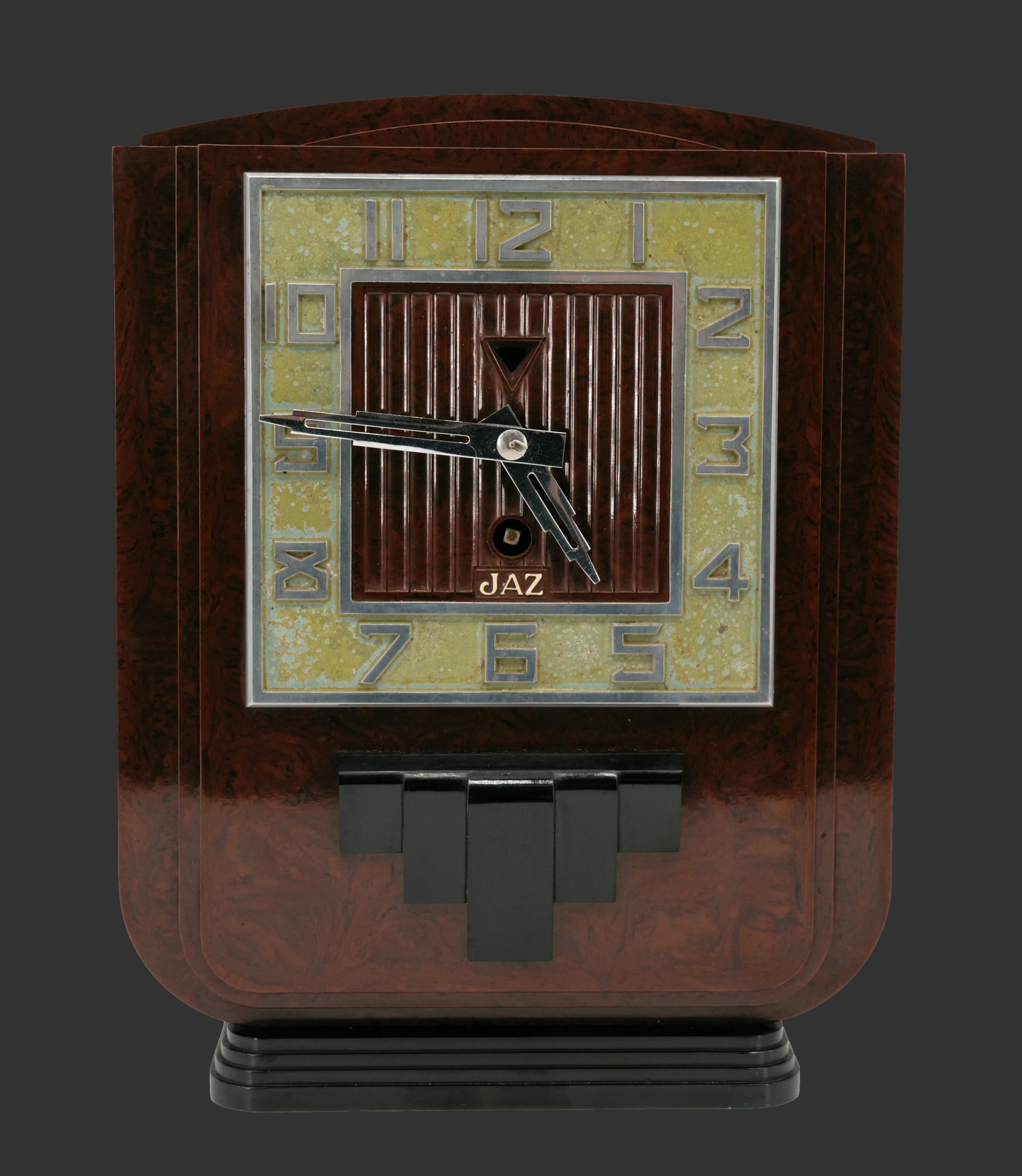 Pendule en bakélite Art déco de JAZ, France, 1934. Hauteur : 24,5 cm, largeur : 18,7 cm, profondeur : 11 cm. Marqué 