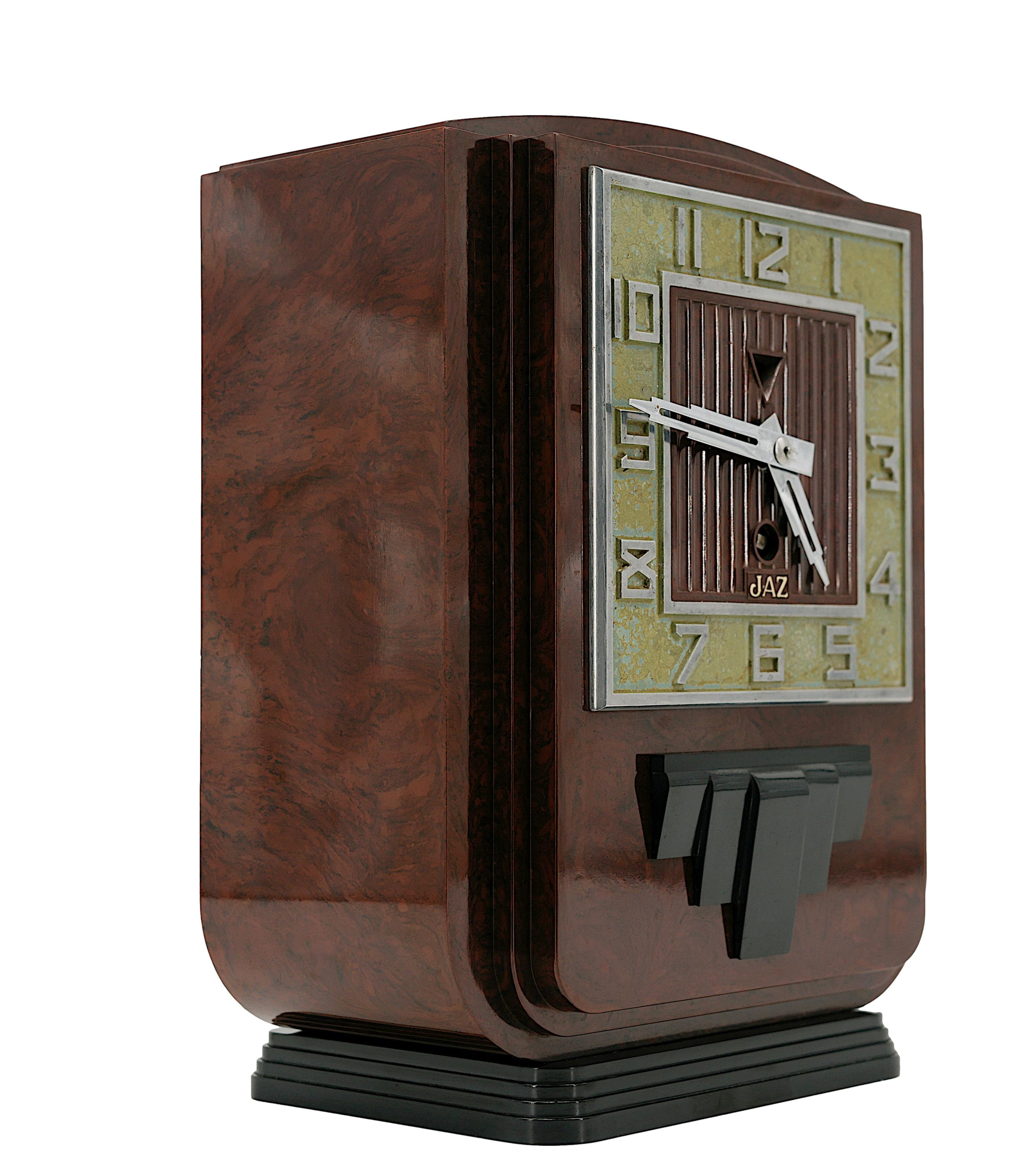 Français Horloge Art déco en bakélite chaude JAZ, 1920
