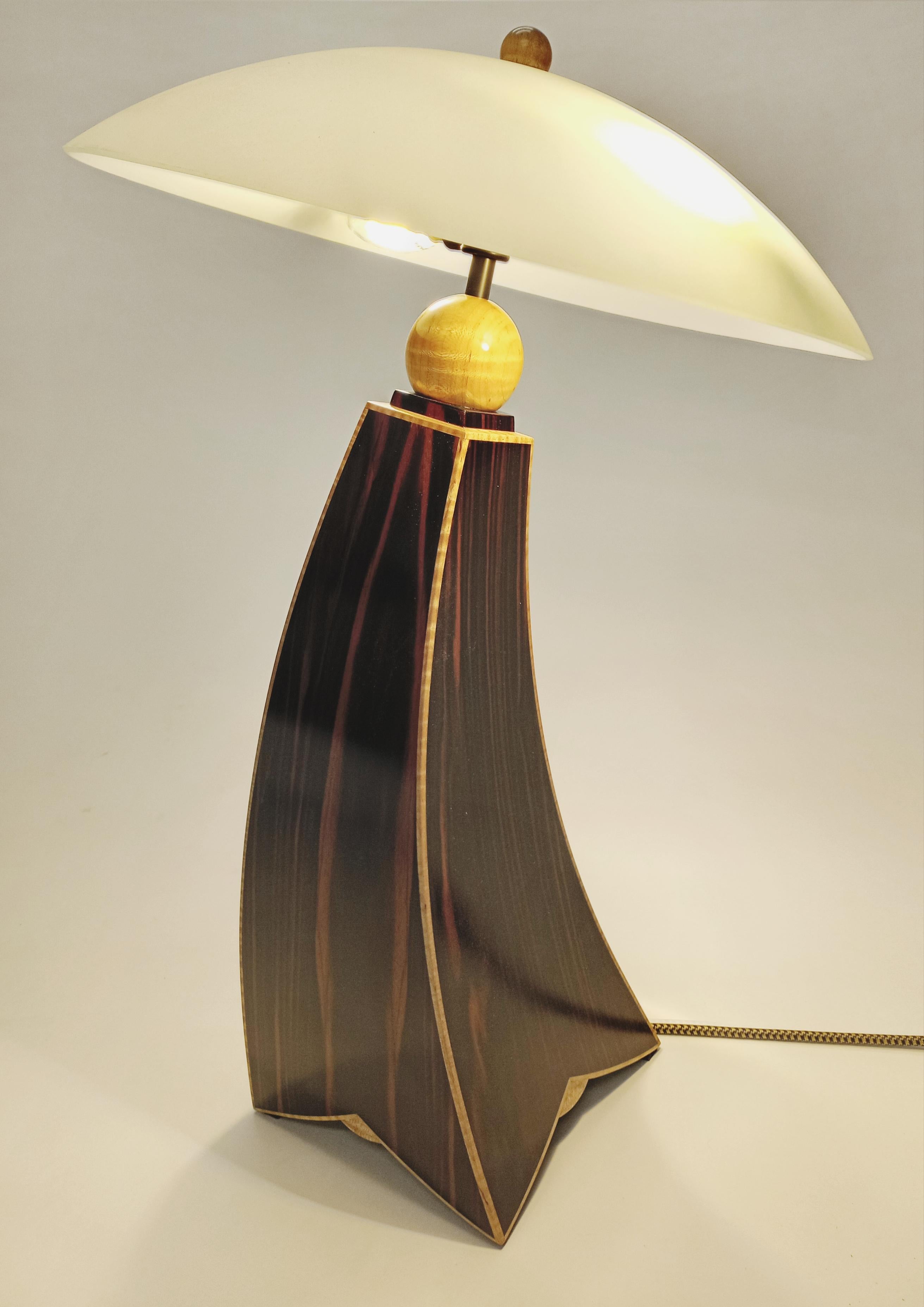 
Voici l'incarnation de la sophistication et de l'élégance intemporelle : Cosmo Barbaro Furnitures Jazz Inspired Lamp II, désormais disponible dans la superbe variante en ébène de Makassar avec incrustation d'érable, en exclusivité sur 1st Dibs.