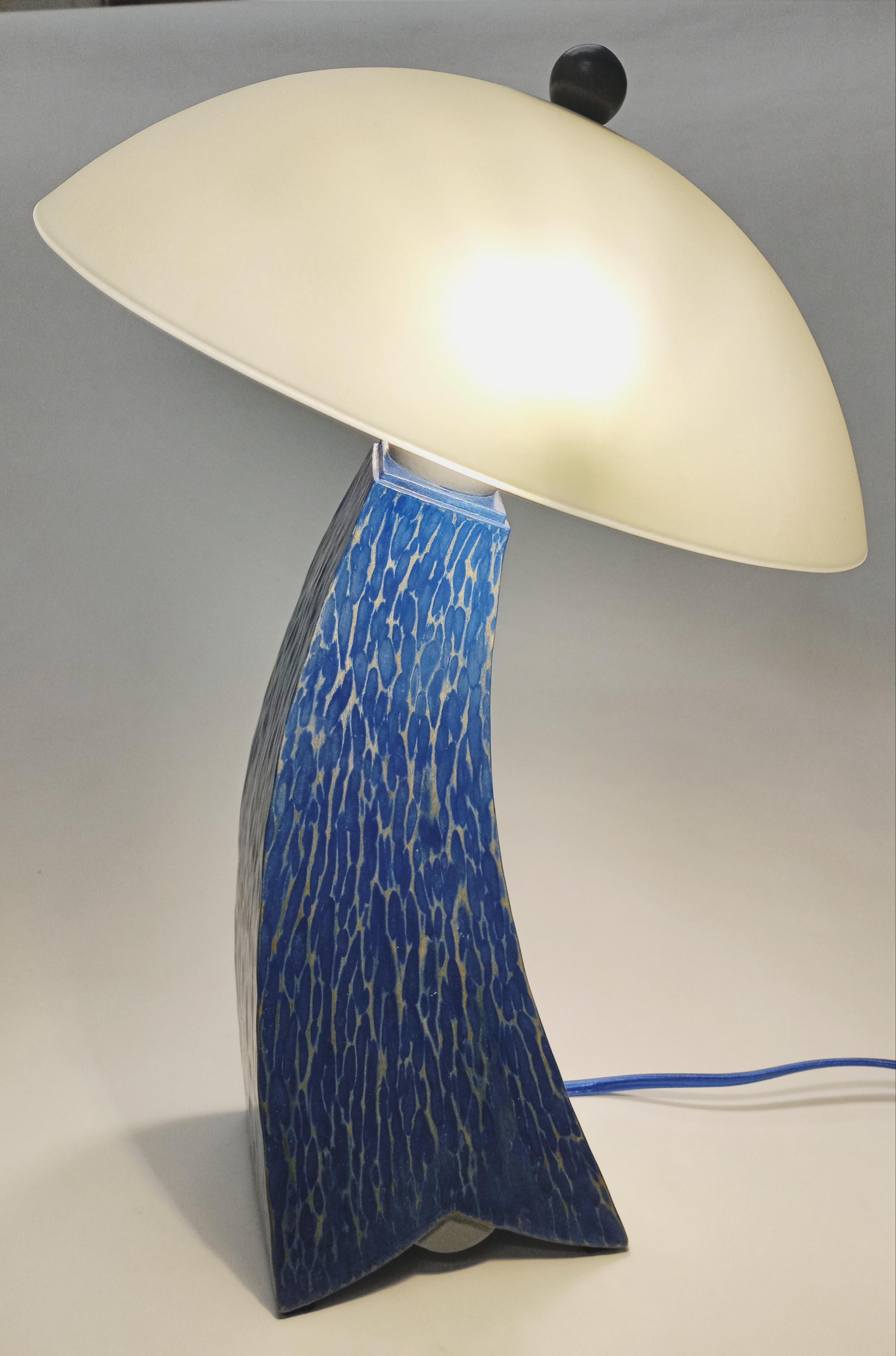 Tischlampe min blau und grau strukturiert Milchfarben jazz inspiriertes Design auf Lager (Handgeschnitzt) im Angebot