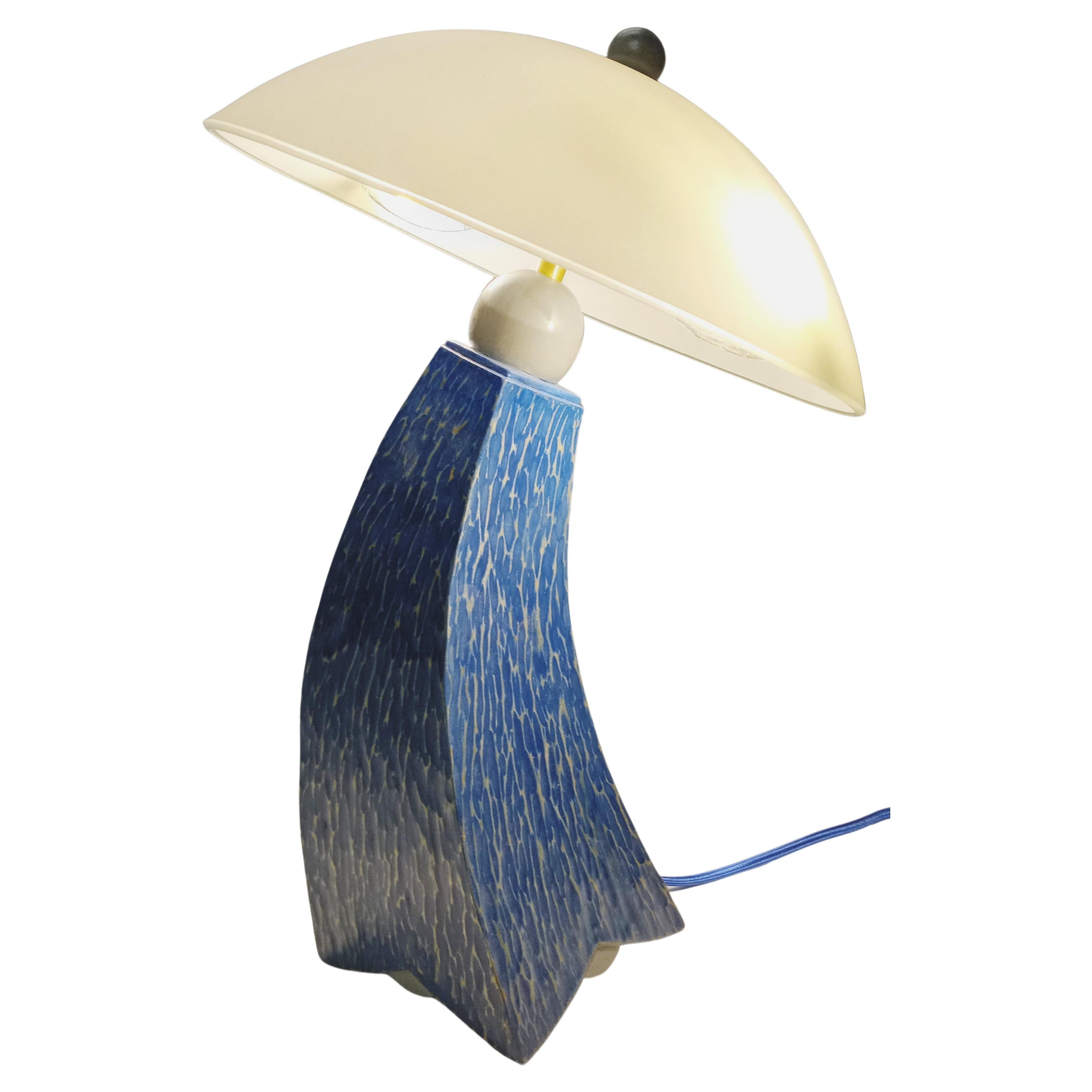 Tischlampe min blau und grau strukturiert Milchfarben jazz inspiriertes Design auf Lager im Angebot