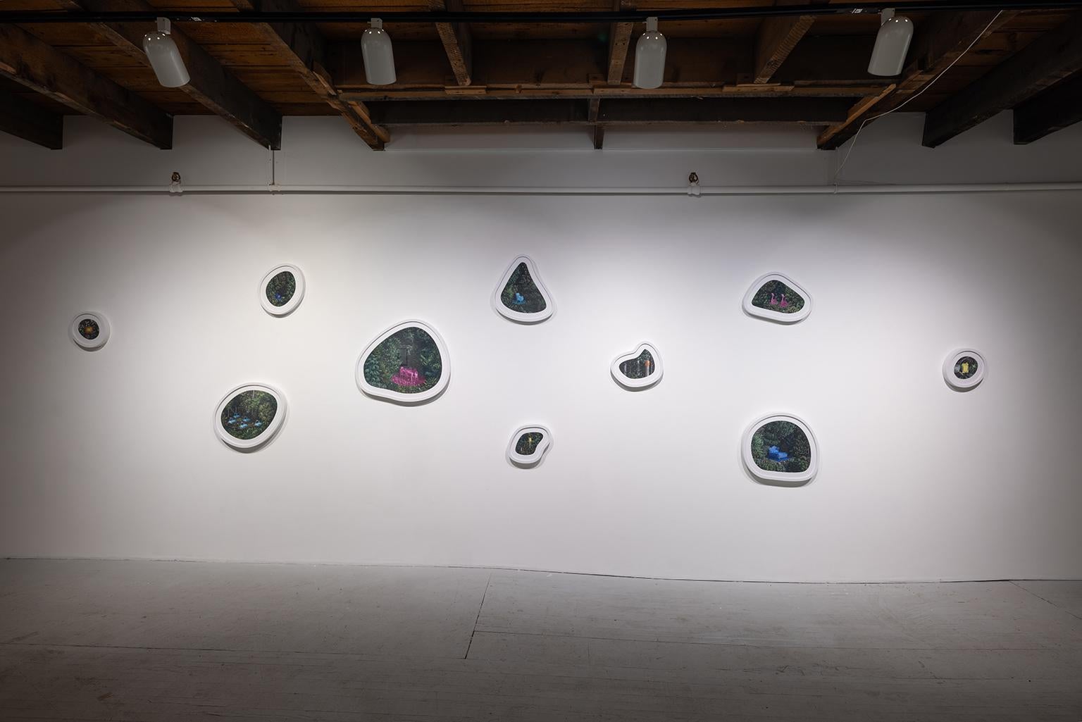 Anrufen (Grau), Figurative Painting, von Jazz Keillor 