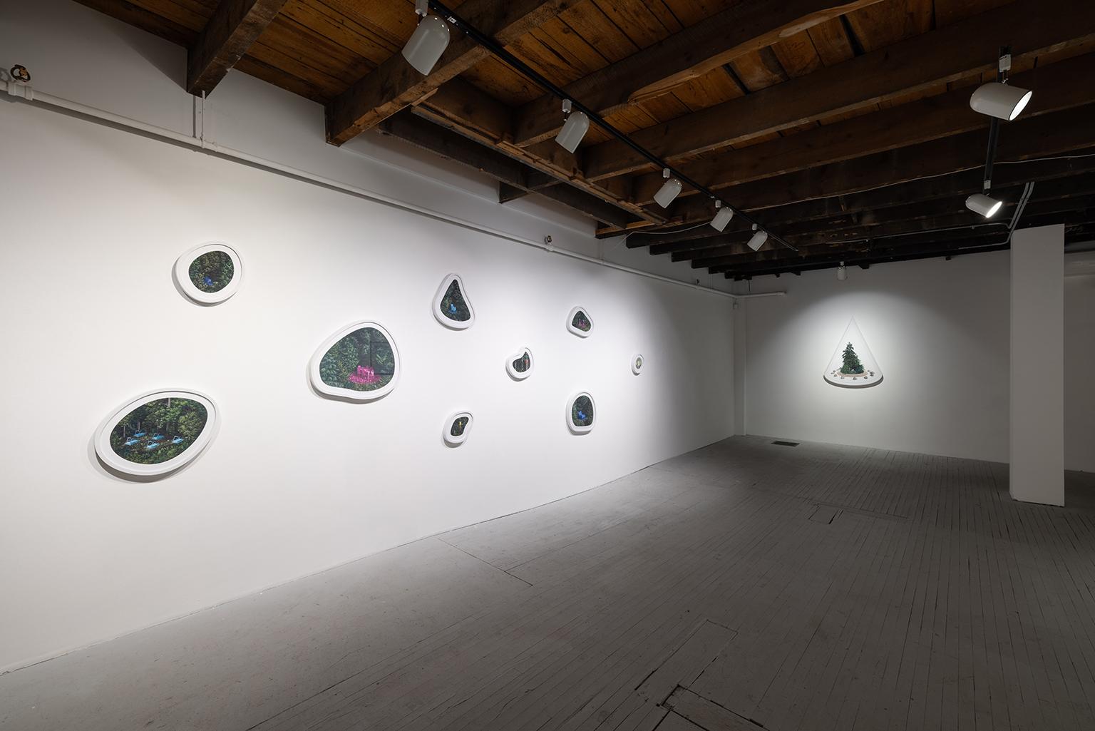 In ihrer ersten Einzelausstellung bei Art Mûr präsentiert die in Nova Scotia lebende Künstlerin Jazz Keillor Landscape(d), ein Werk, das die Bildsprache der Landschaftsmalerei sowohl evoziert als auch unterläuft. Keillor befasst sich mit