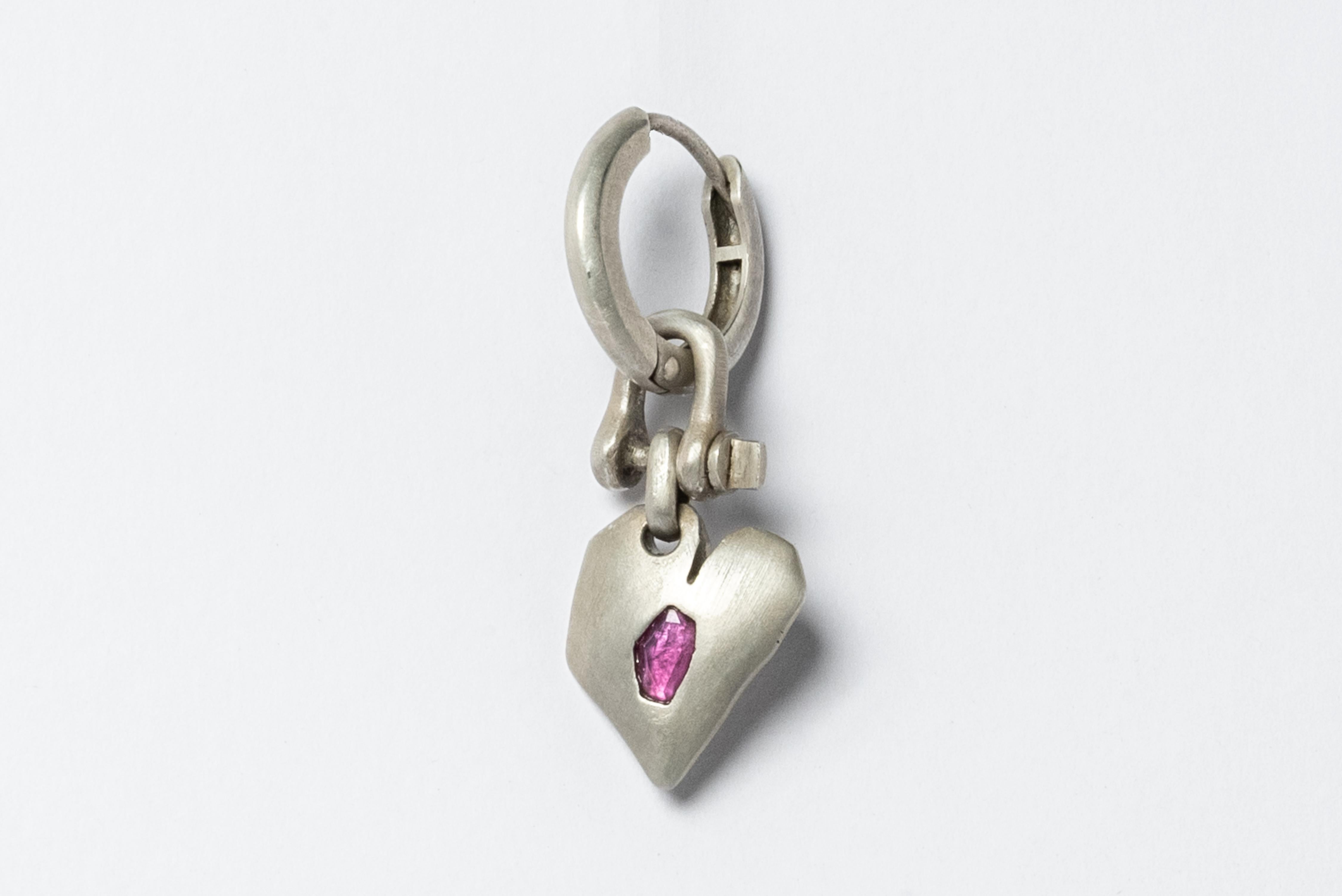 Jazz's Solid Heart Earring (Extra Small, 0.2 CT, Ruby Slice, DA+RUB) In New Condition For Sale In Paris, FR