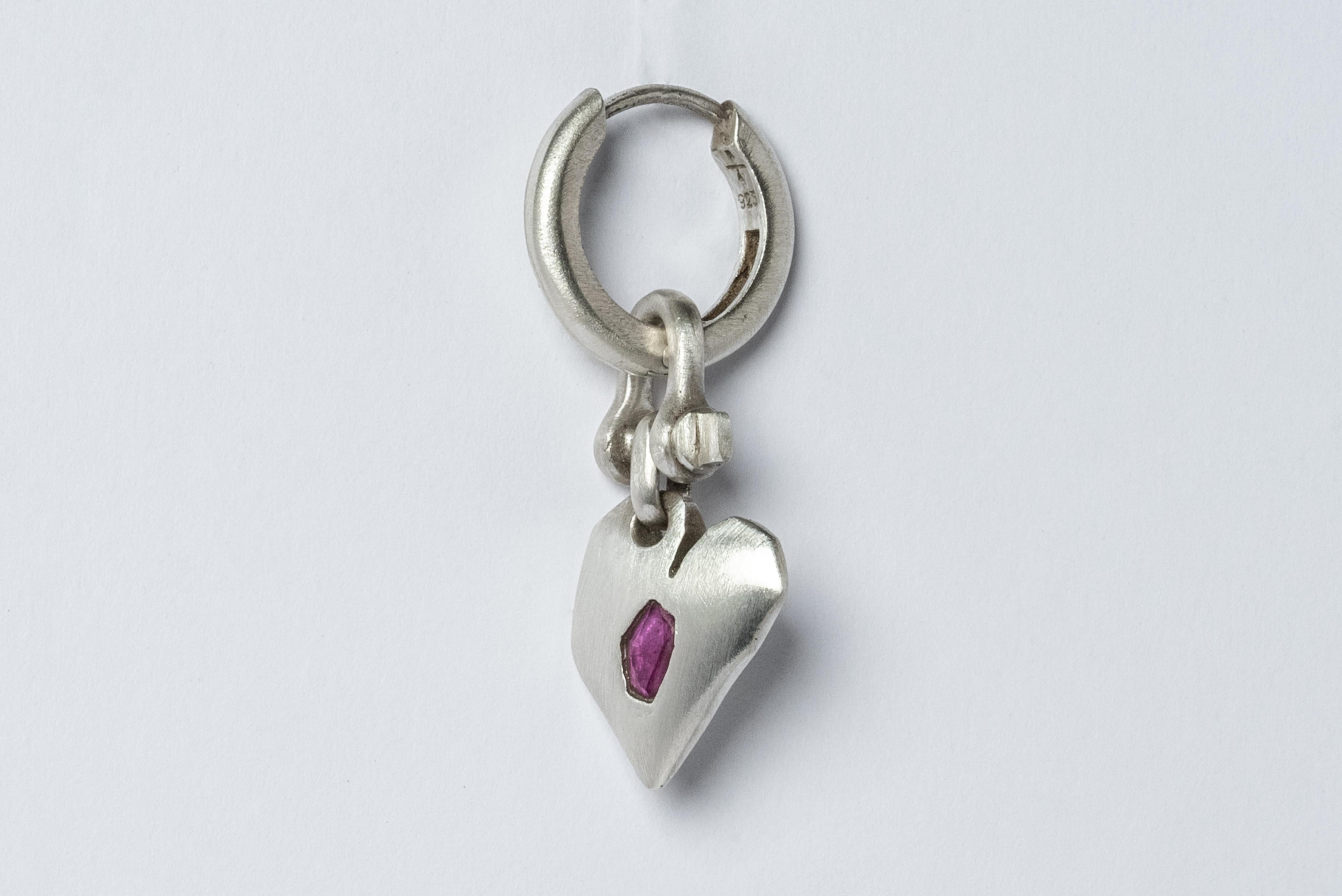 Jazz's Solid Heart Earring (Extra Small, 0.2 CT, Ruby Slice, MA+RUB) In New Condition For Sale In Paris, FR
