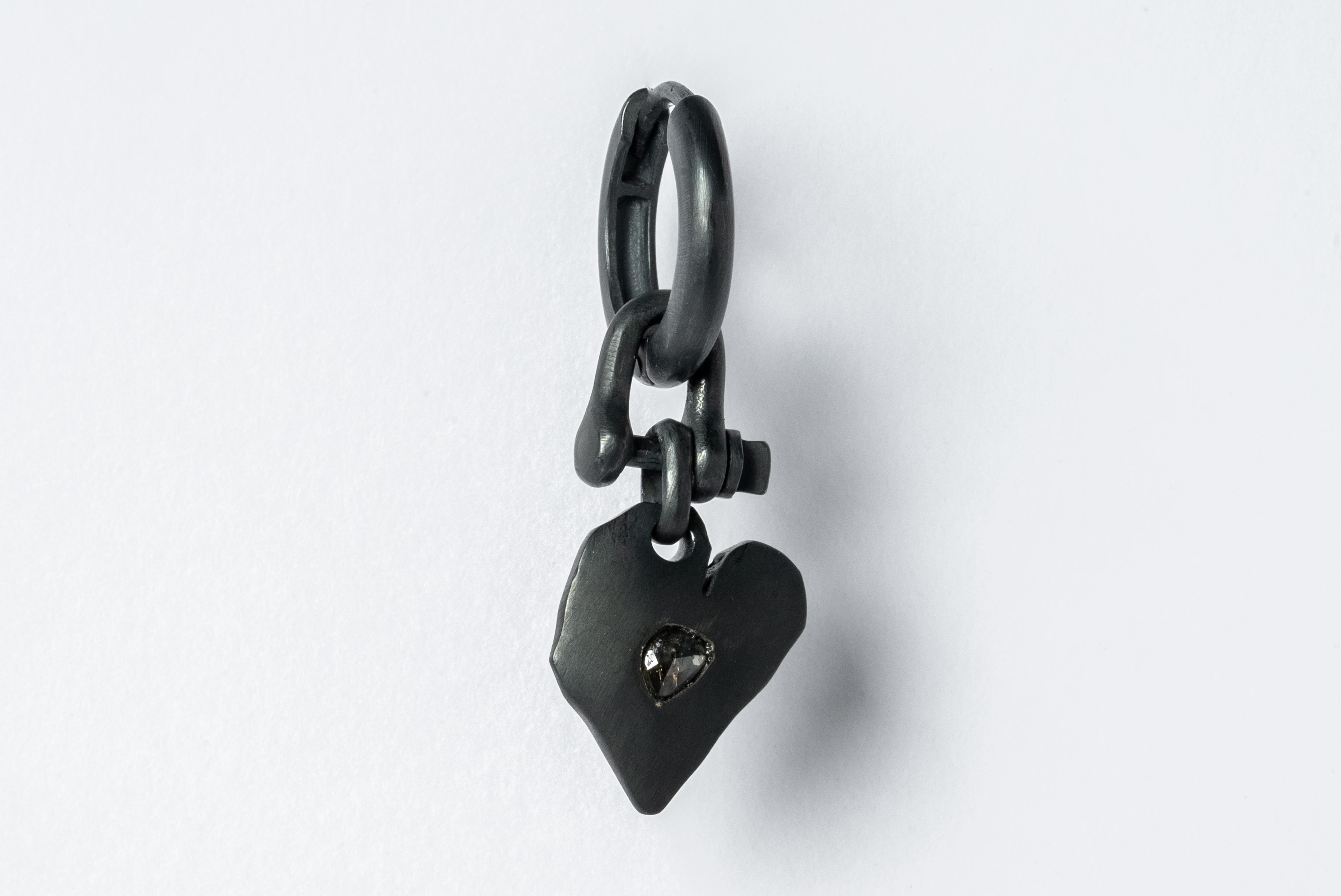 Jazz's Solid Heart Earring (Extra Small, 0.2 CT, Tiny Faceted Diamond Slab, KA+F In New Condition For Sale In Paris, FR