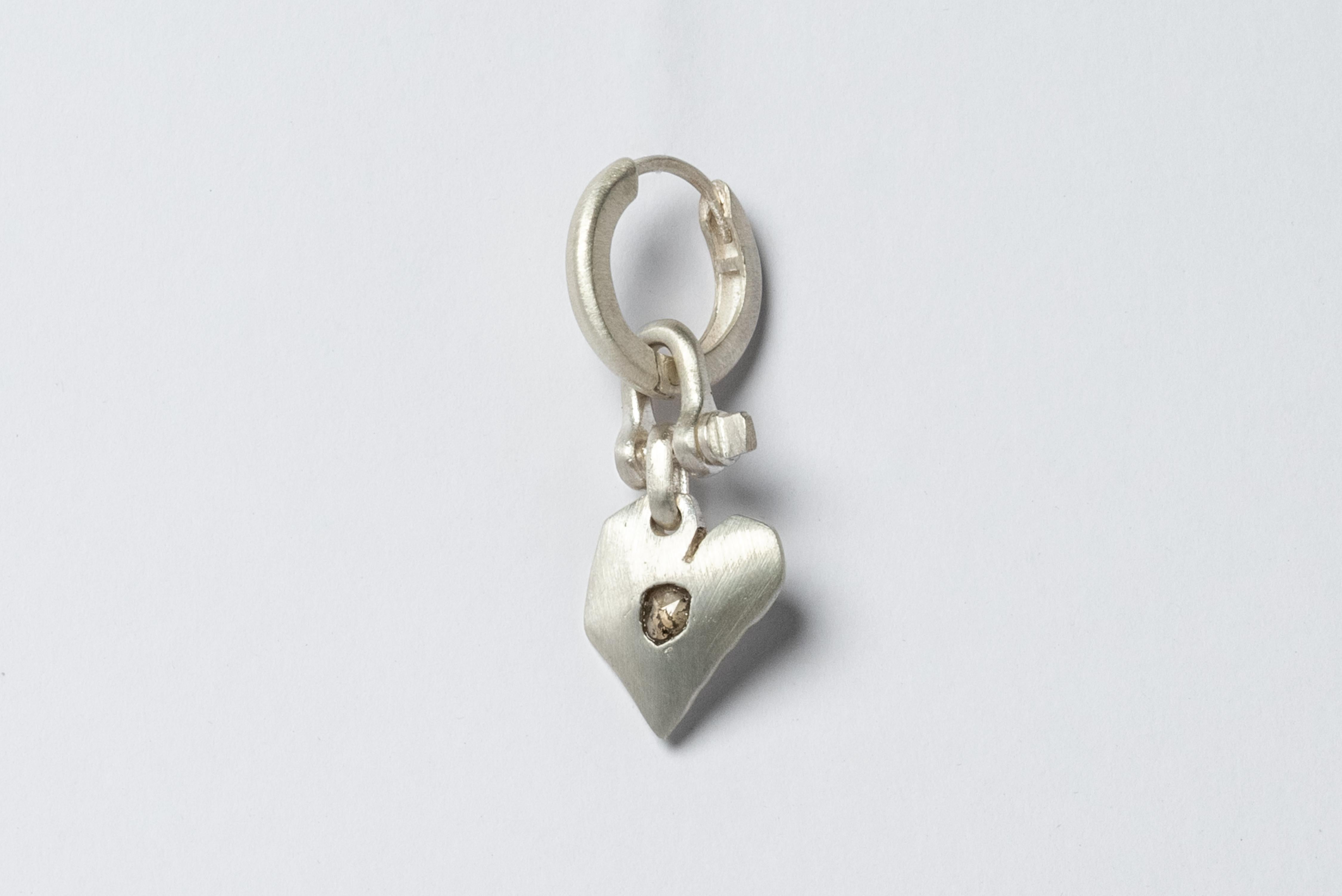 Jazz's Solid Heart Earring (Extra Small, 0.2 CT, Tiny Faceted Diamond Slab, MA+F In New Condition For Sale In Paris, FR