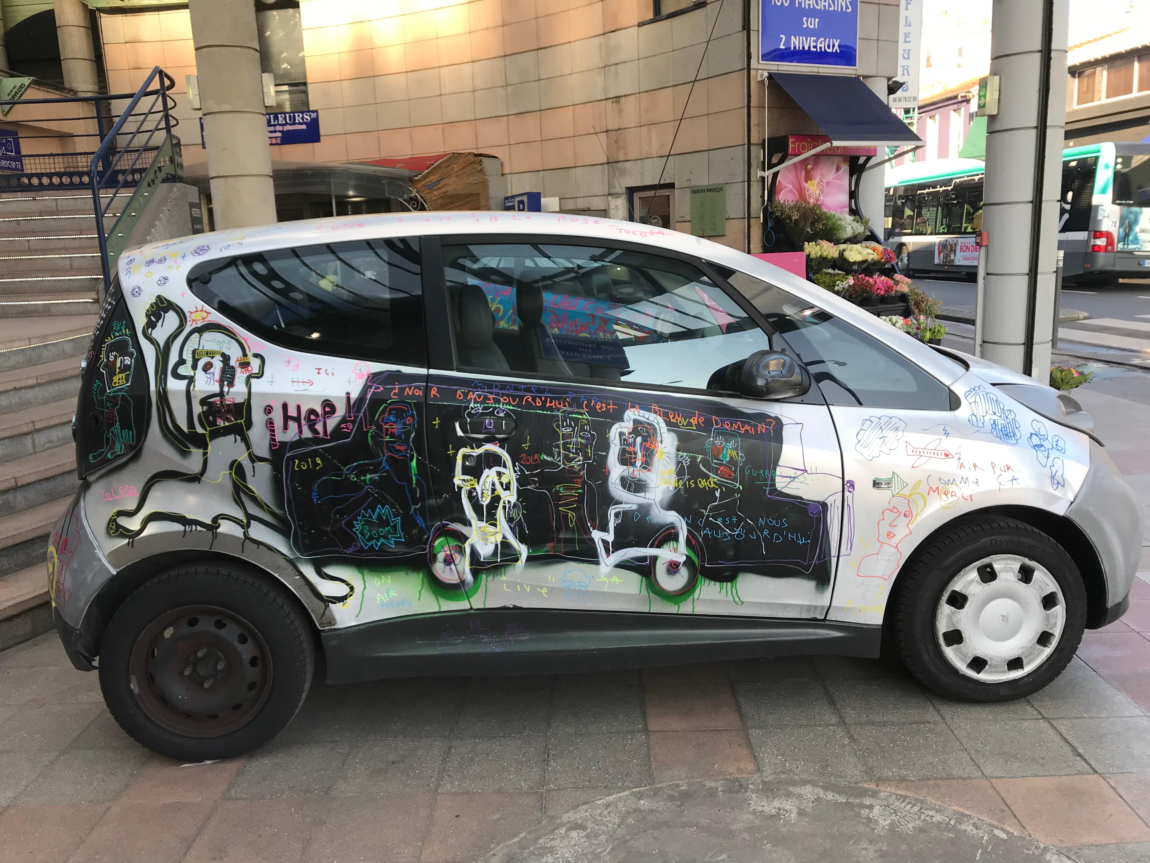 Jazzu, recognized street artist, has completely revamped an autolib during a live performance on Saturday, January 19 and Sunday, January 20 at Malassis Flea Market. It is visible at the entrance to the Malassis market. He wanted to send a positive