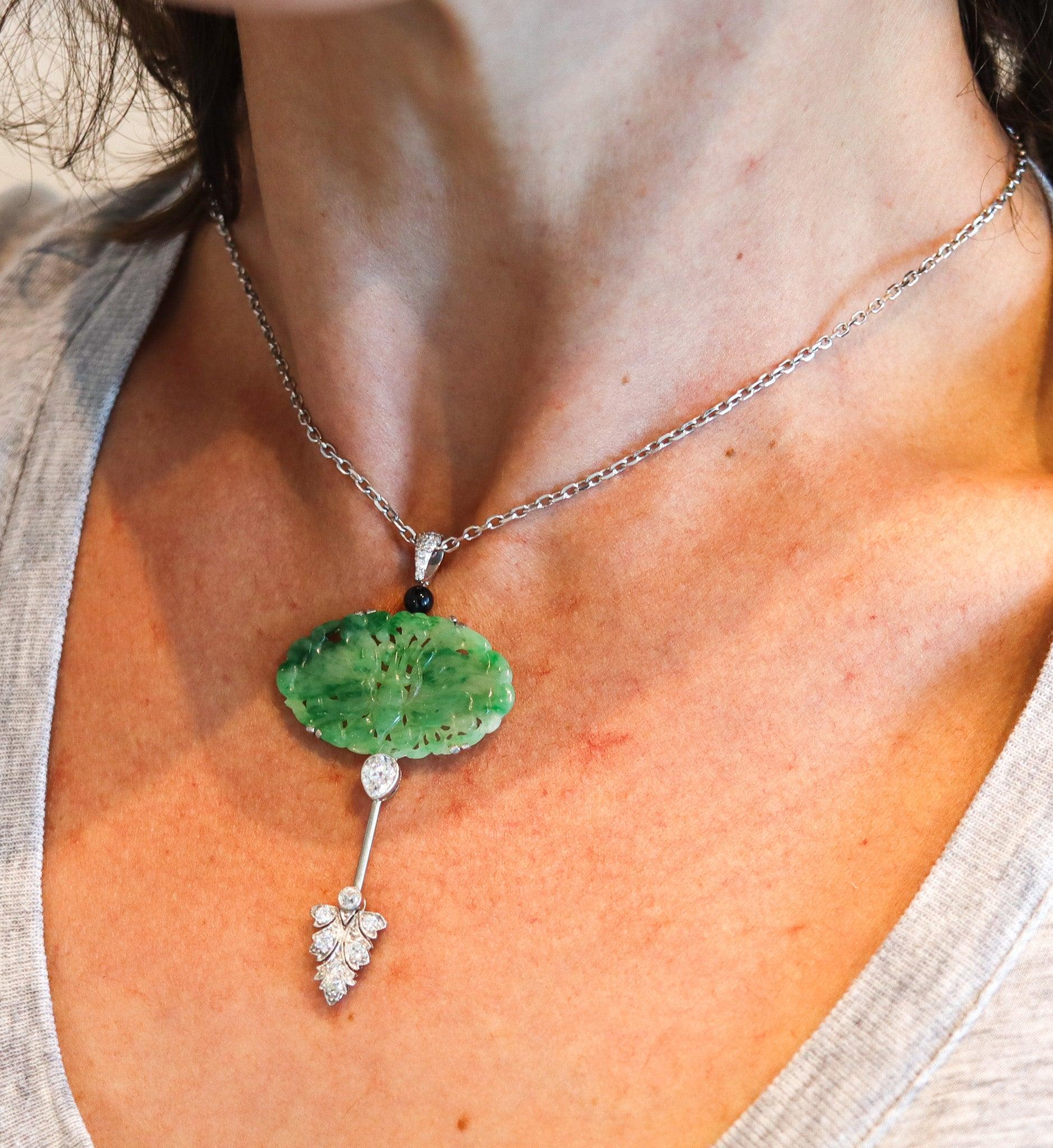 J.B. CALDWELL 1920 Jabot-Brosche aus Platin mit 11,32 Gesamtkaratgewicht Diamanten und Jadeit (Cabochon) im Angebot