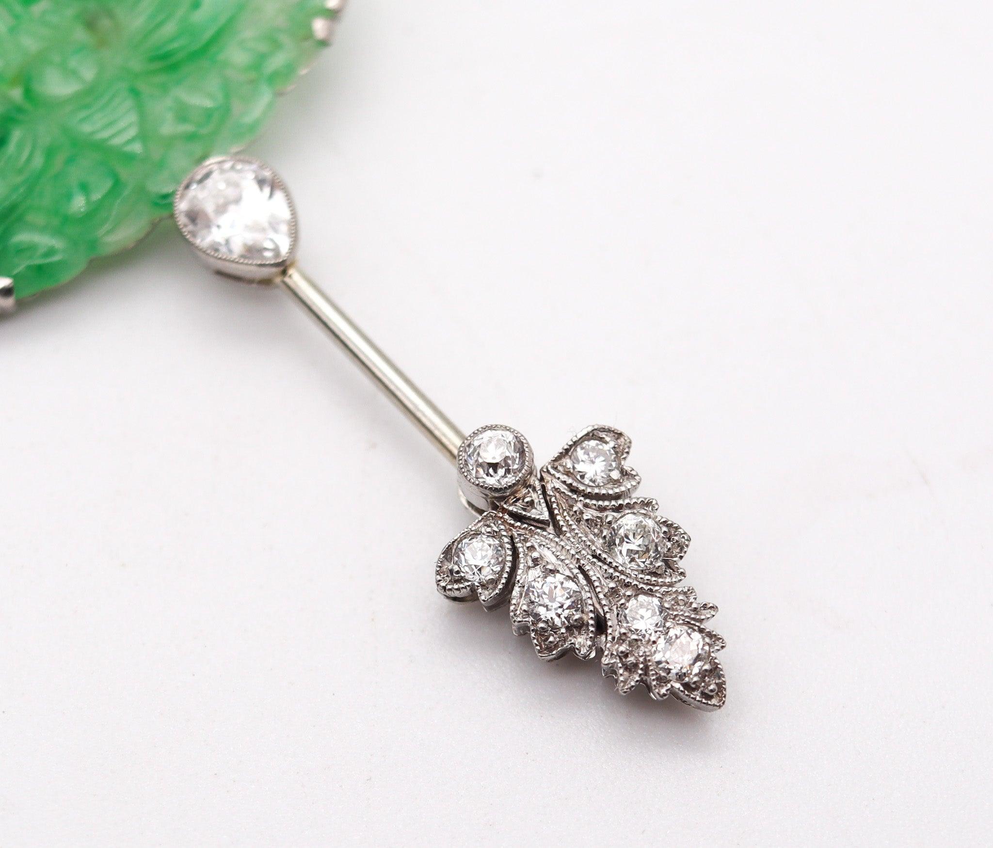 J.B. CALDWELL 1920 Jabot-Brosche aus Platin mit 11,32 Gesamtkaratgewicht Diamanten und Jadeit im Zustand „Hervorragend“ im Angebot in Miami, FL
