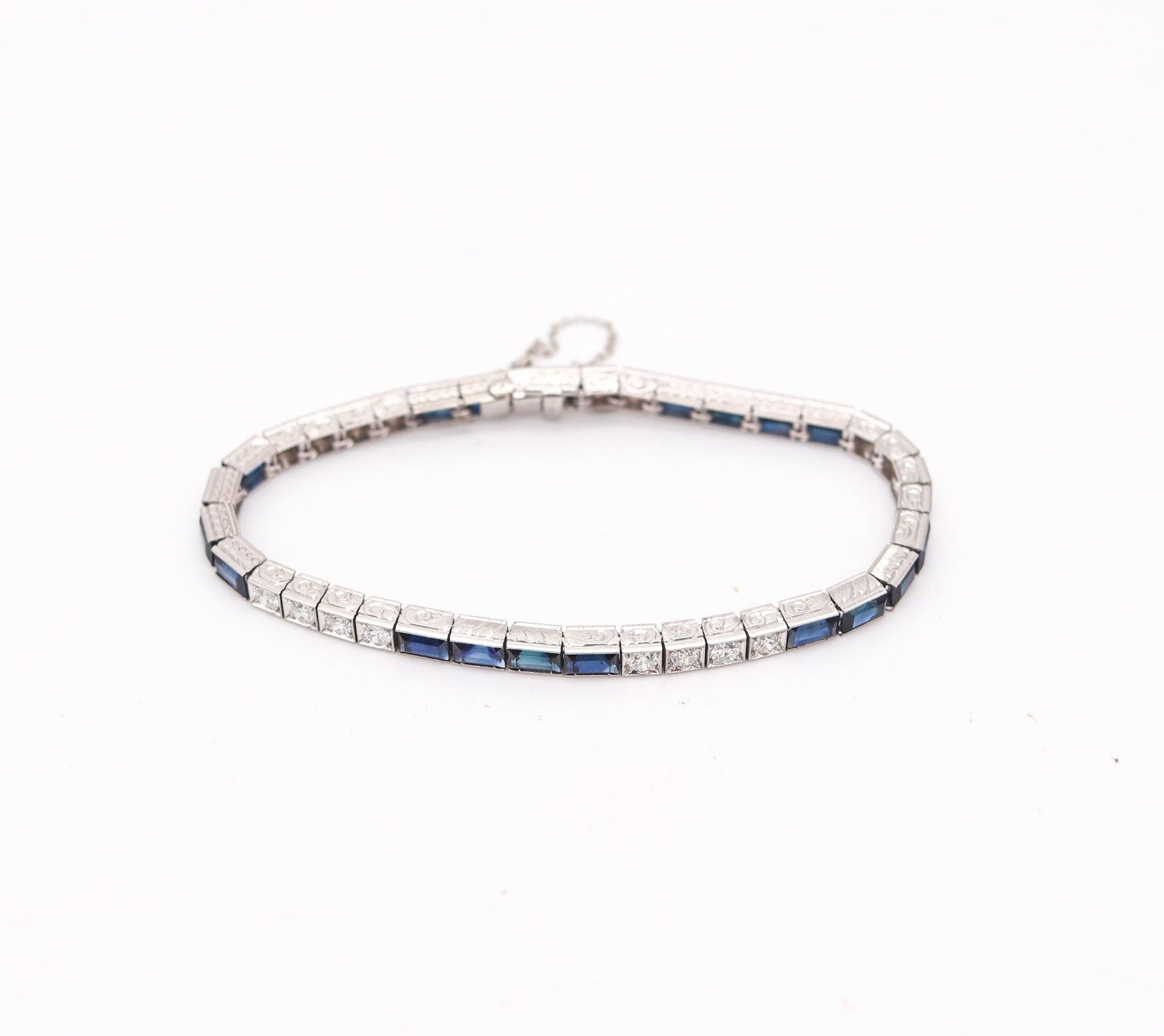 Art Déco J. A. B. Bracciale CALDWELL 1925 in platino con 8,58 carati di diamanti e zaffiri in vendita