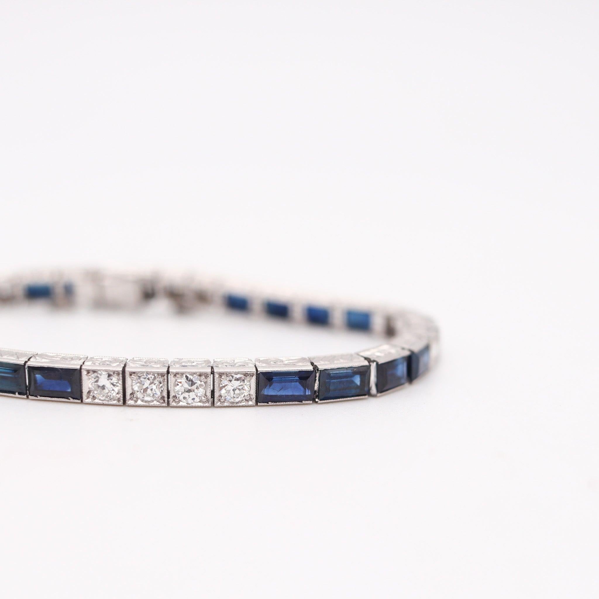 Taglio francese J. A. B. Bracciale CALDWELL 1925 in platino con 8,58 carati di diamanti e zaffiri in vendita