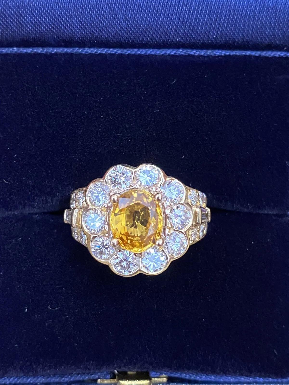 JB STAR Gelber Saphir & Diamant Ring aus 18k Gelbgold

Gelber Saphir und Diamant Ring verfügt über eine ovale Lebendige Vibrant Gelber Saphir in der Mitte von runden Brillanten und Baguette Diamanten Lünette, Zacken & Pavè in 18k Gelbgold gesetzt