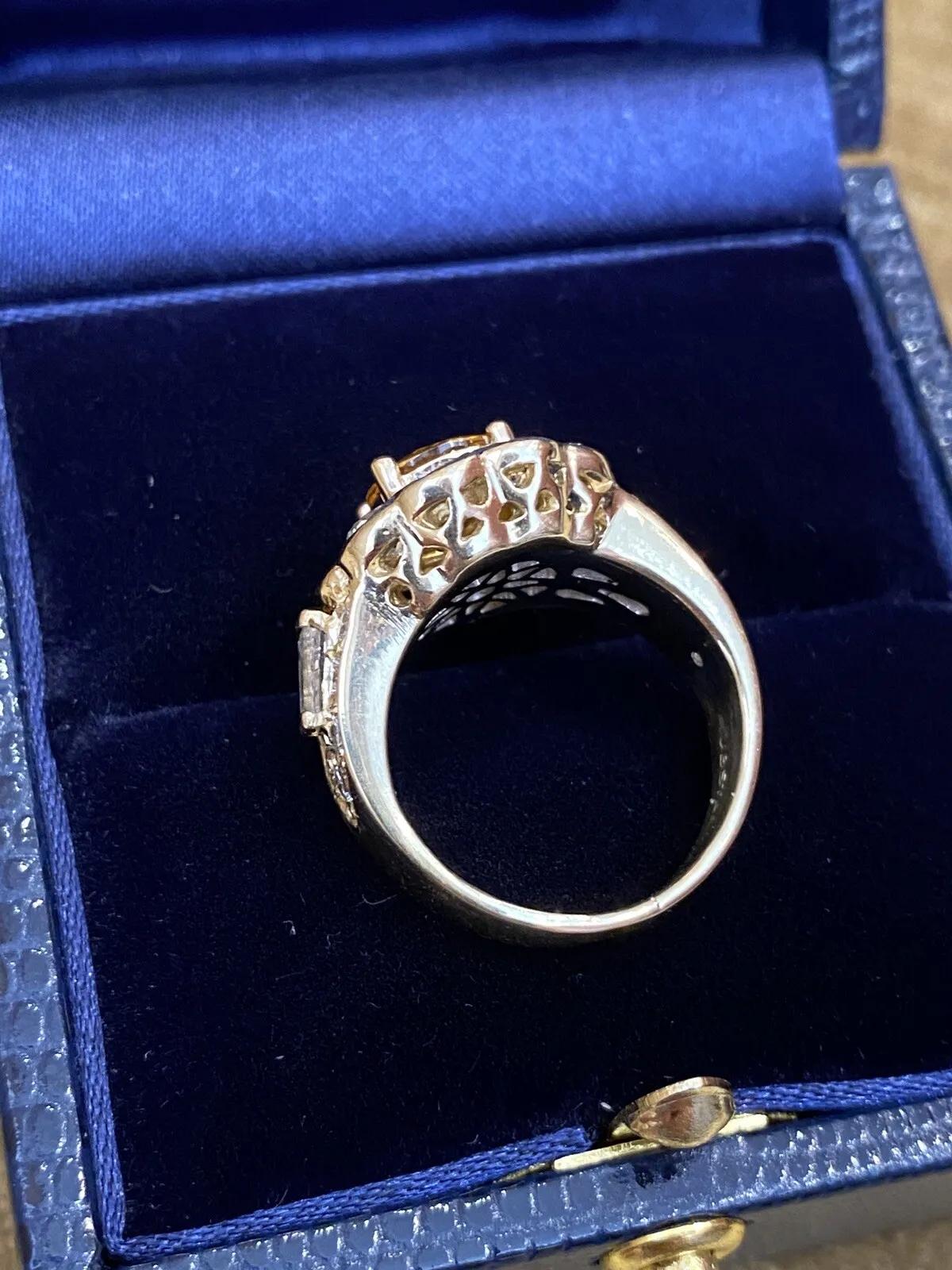 JB Star Oval Yellow Sapphire and Diamond Ring in 18k Yellow Gold In Excellent Condition For Sale In La Jolla, CA