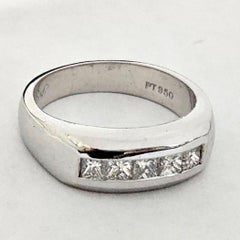 Anillo JB Star Platinum con un diamante de 0,81 quilates, talla princesa, engastado en canal