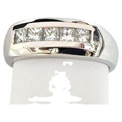 Anillo JB Star Platinum con un diamante de 0,81 quilates, talla princesa, engastado en canal