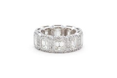 JB Star, bague d'éternité halo de diamants taille émeraude et platine 8,50 carats