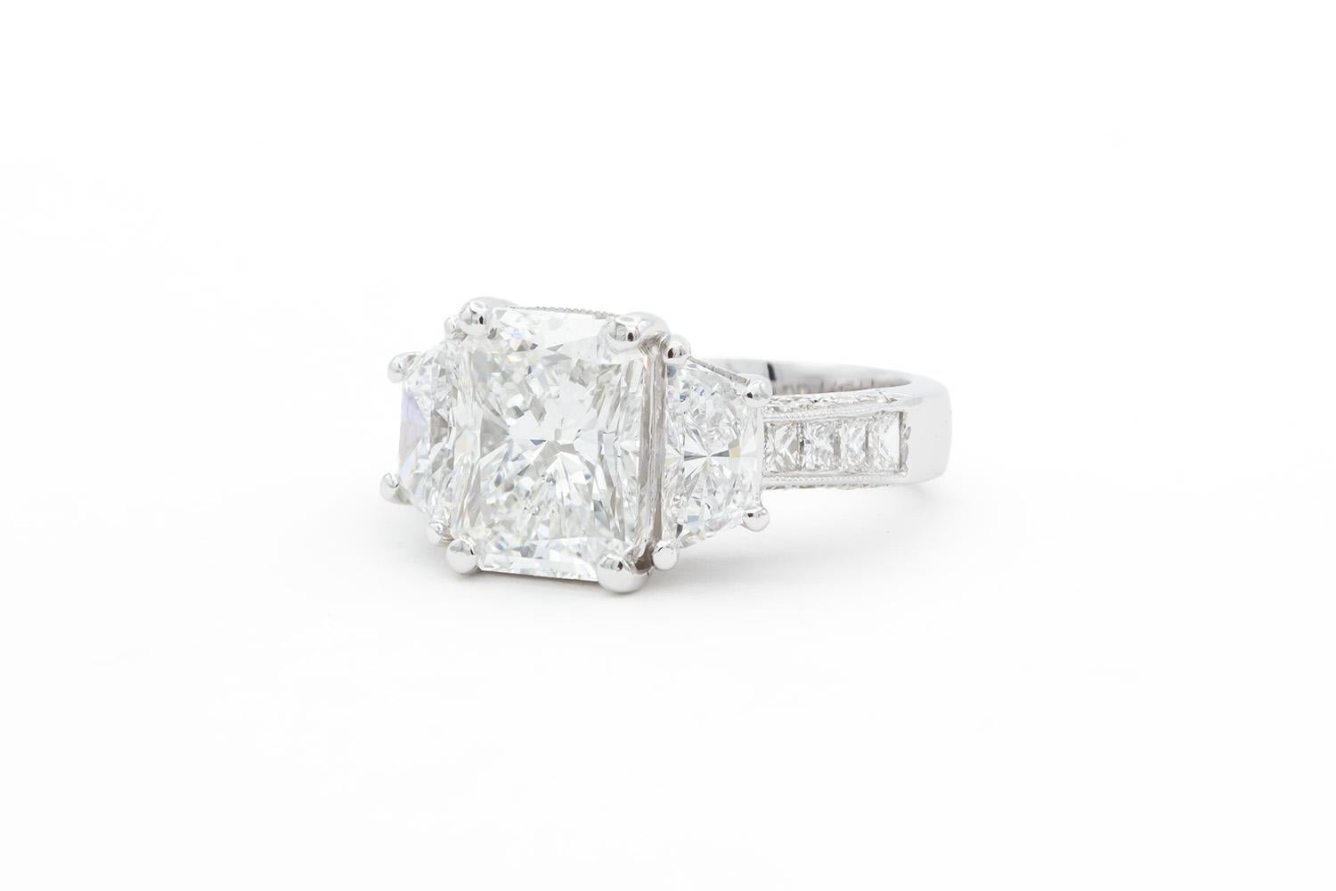 JB Verlobungsring aus Platin mit drei Steinen, GIA-zertifizierter Diamant im Strahlenschliff im Zustand „Hervorragend“ im Angebot in Tustin, CA