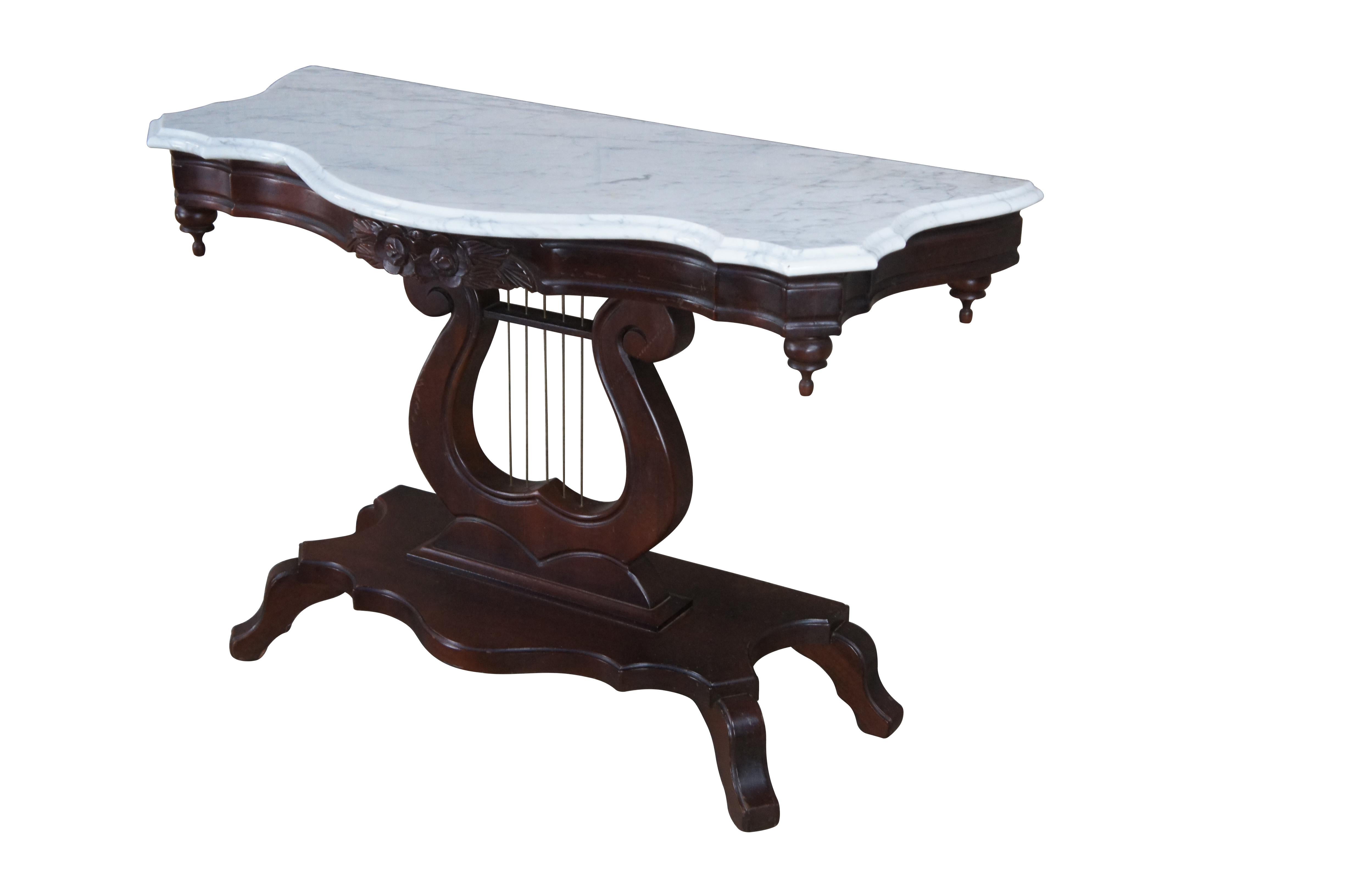 Console de salon du milieu du siècle de JB Van Sciver.  Fabriquée en cerisier, elle présente un style victorien avec un plateau en marbre blanc italien festonné et serpentin, soutenu par une base en forme de harpe avec des cordes en laiton, un