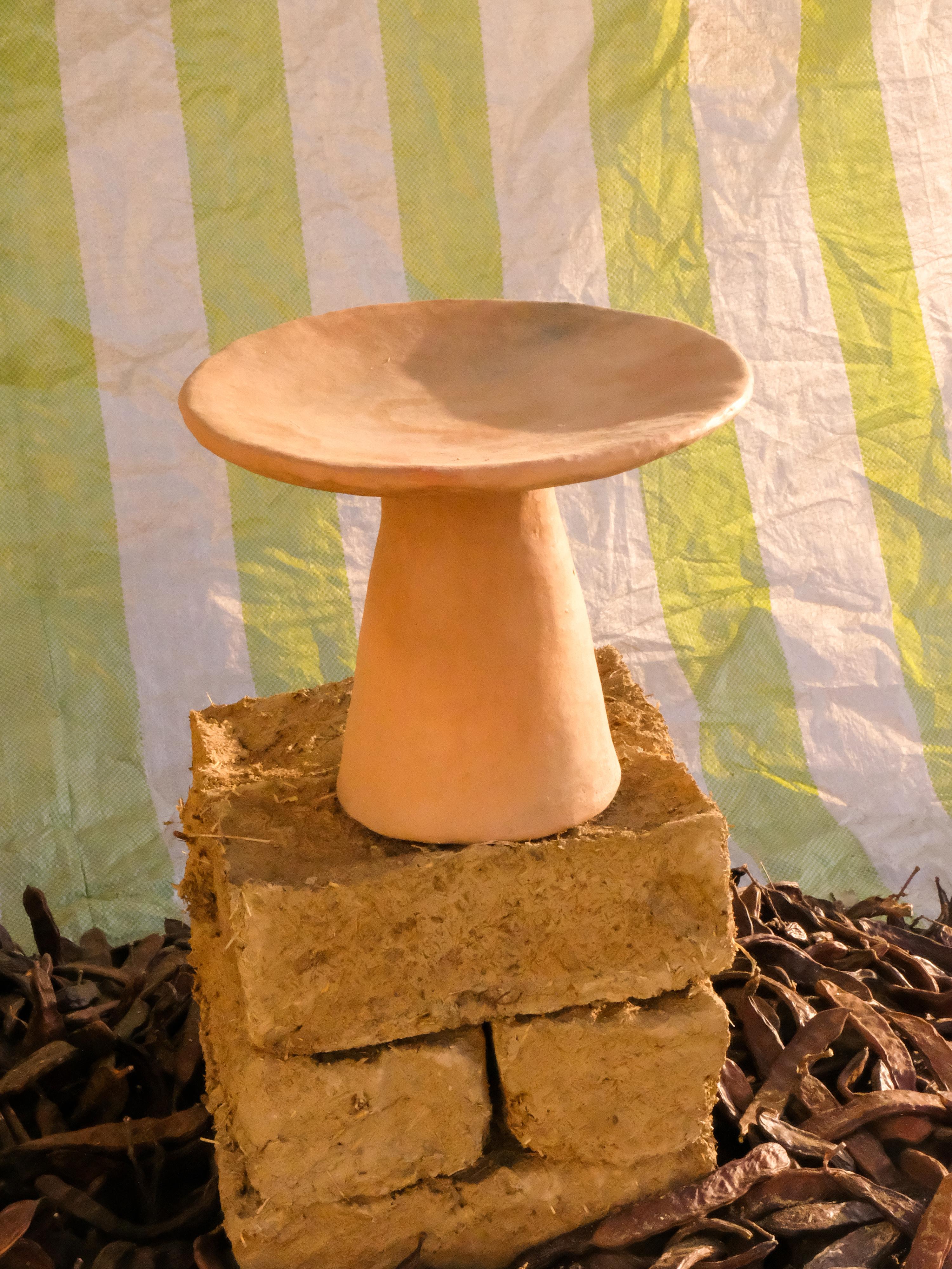 Cuit Table d'appoint contemporaine en terre cuite, fabriquée à la main par le potier Houda en vente