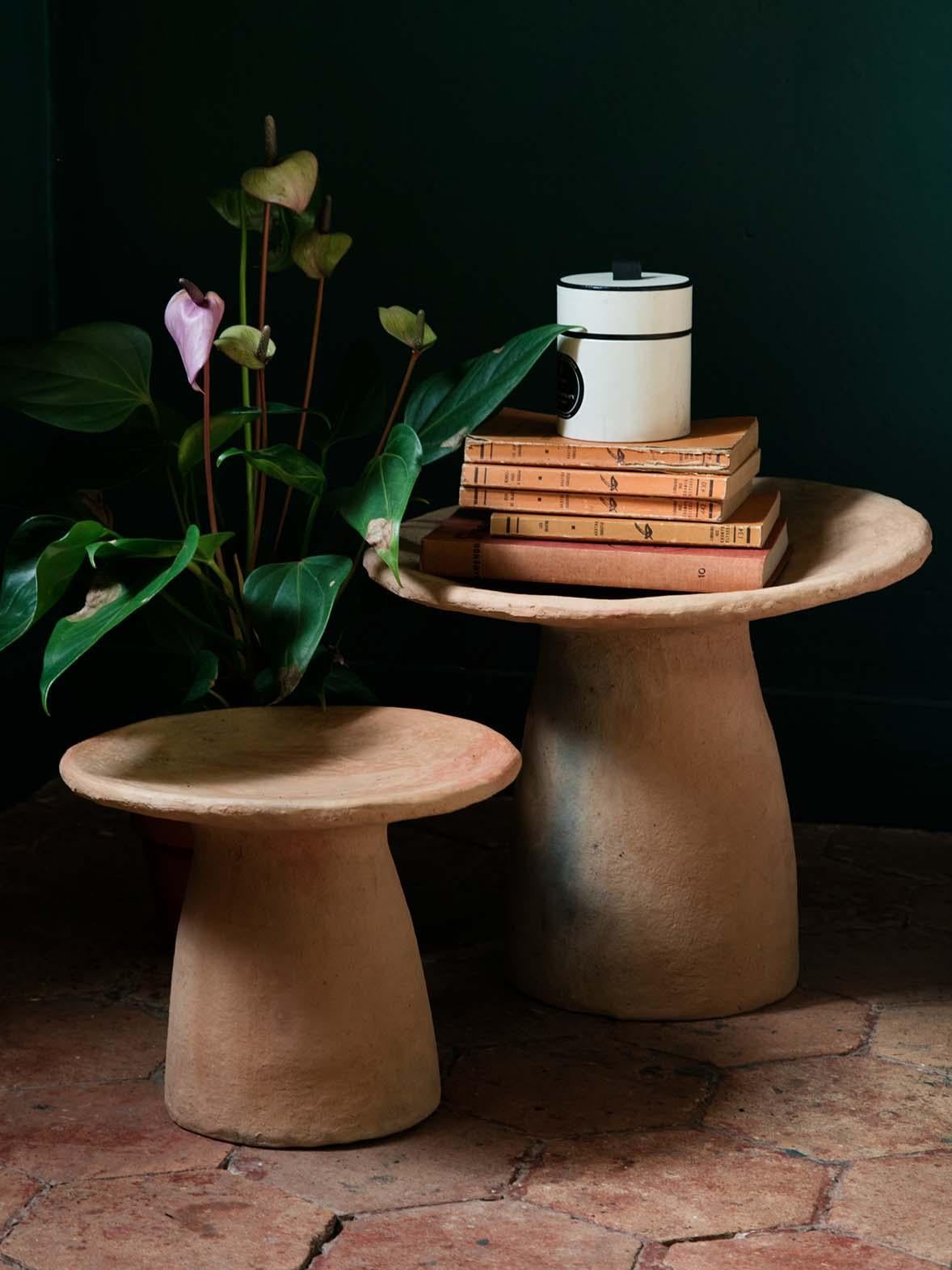 Argile Table d'appoint contemporaine en terre cuite, fabriquée à la main par le potier Houda en vente