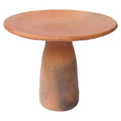 Tavolino contemporaneo in terracotta fatto di argilla, realizzato a mano dal vasaio Houda
