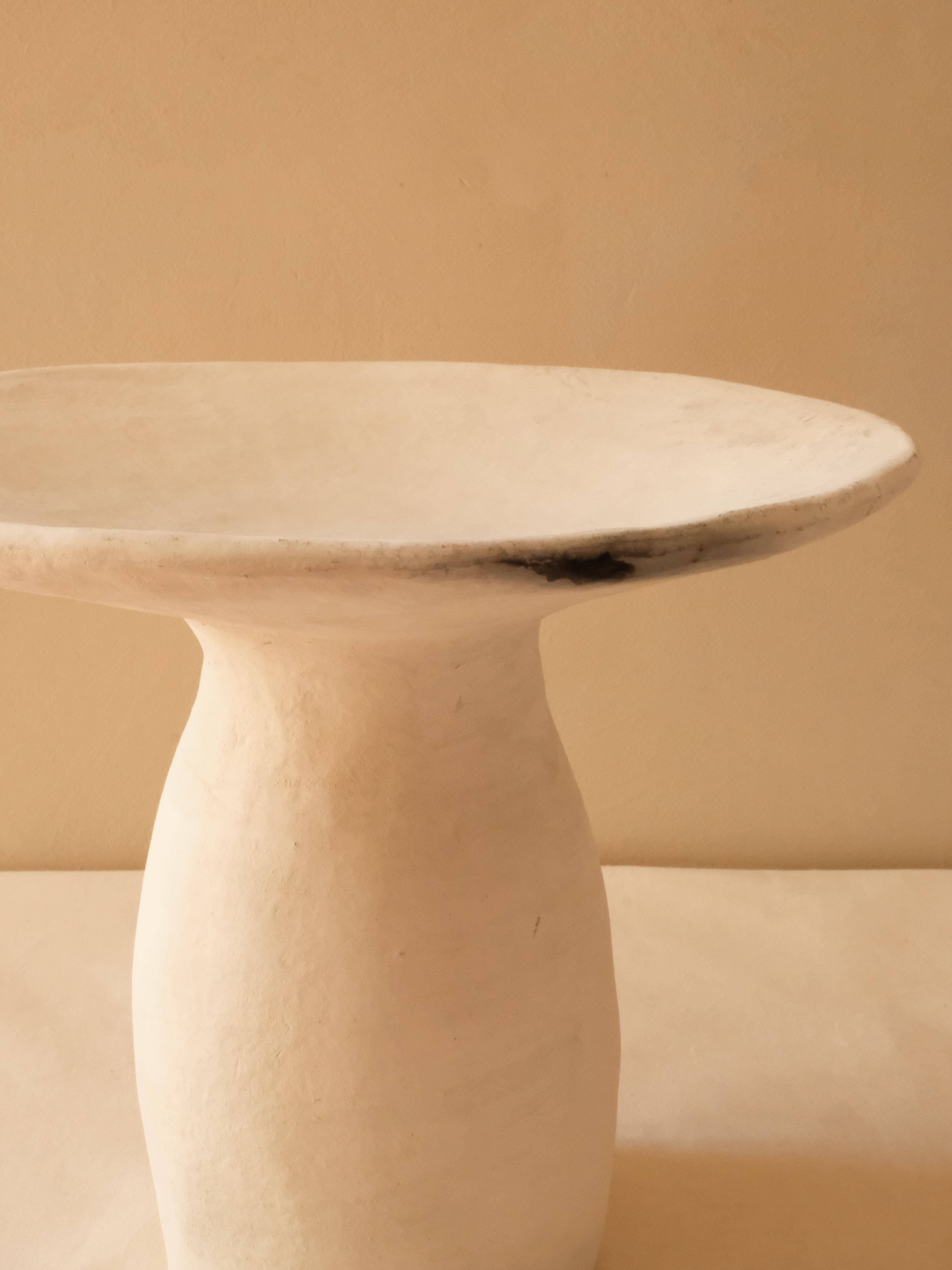 Argile Grande table d'appoint blanche fabriquée à la main en argile locale, pigments naturels en vente