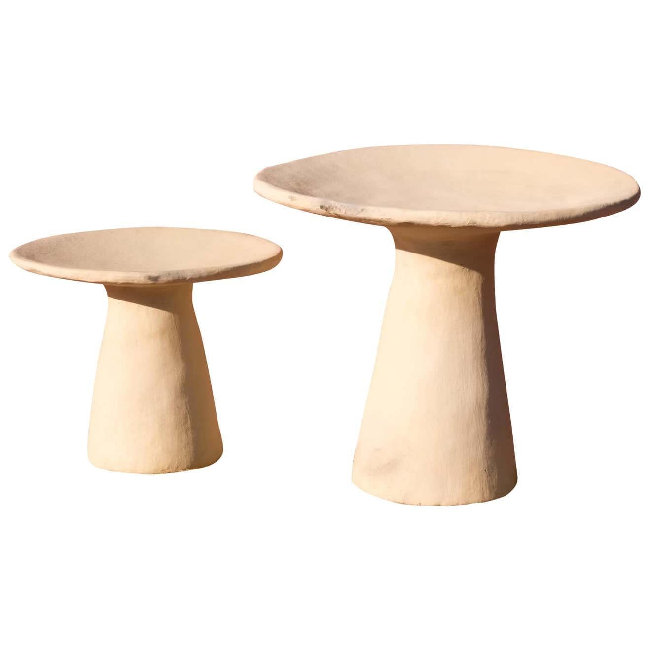 Petite table d'appoint blanche fabriquée à la main en argile locale, pigments naturels en vente 1