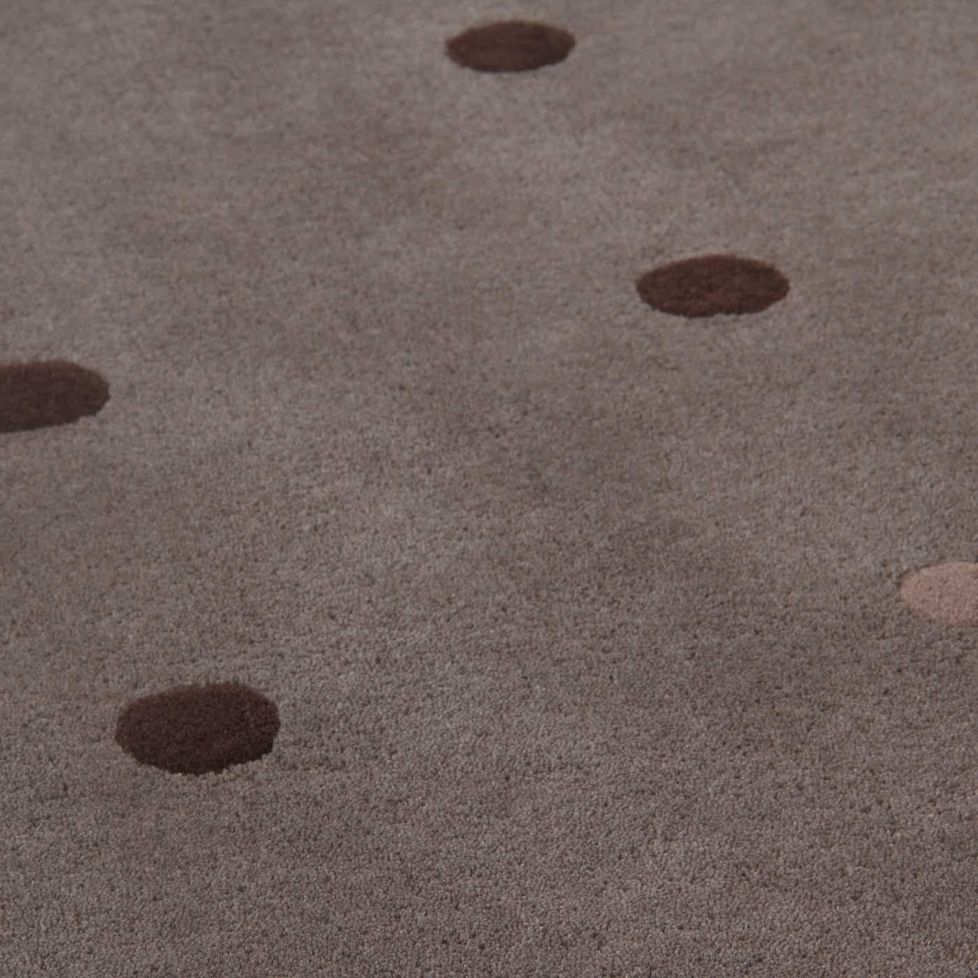 Ein verspieltes Polka-Dot-Motiv findet sich auf dem Bubbles-Teppich, ein Entwurf des modernen und genialen Designers Joe Colombo. Bubbles entstand aus dem Grafikdesign-Projekt von Joe Colombo aus dem Jahr 1968, ähnlich wie die Tischleuchte Bolle aus