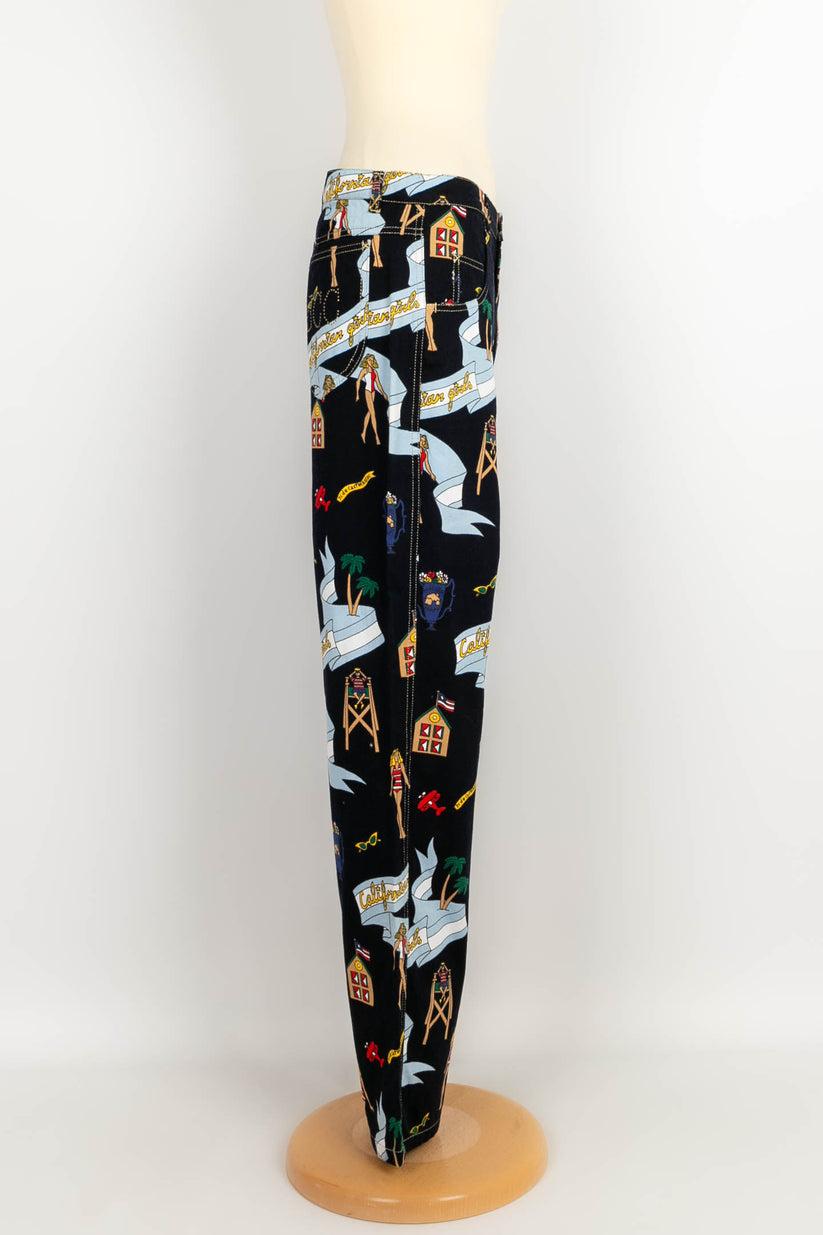 Castelbajac -(Made in Italy) Printed cotton pants. Size indicated 44IT, it corresponds to a 40FR.

Additional information: 
Dimensions: Waist: 40 cm, Hips: 52 cm, Length: 103 cm
Condition: Very good condition
Seller Ref number: FJ5