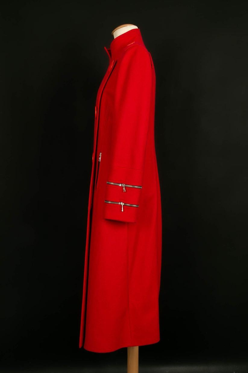 Castelbalac - Langer roter Mantel aus Schurwolle. Keine Größenangabe, es passt eine 36FR/38FR.

Zusätzliche Informationen:
Zustand: Sehr guter Zustand
Abmessungen: Schulterbreite: 40 cm - Ärmellänge: 65 cm - Länge: 120 cm

Sellers Referenz: M41