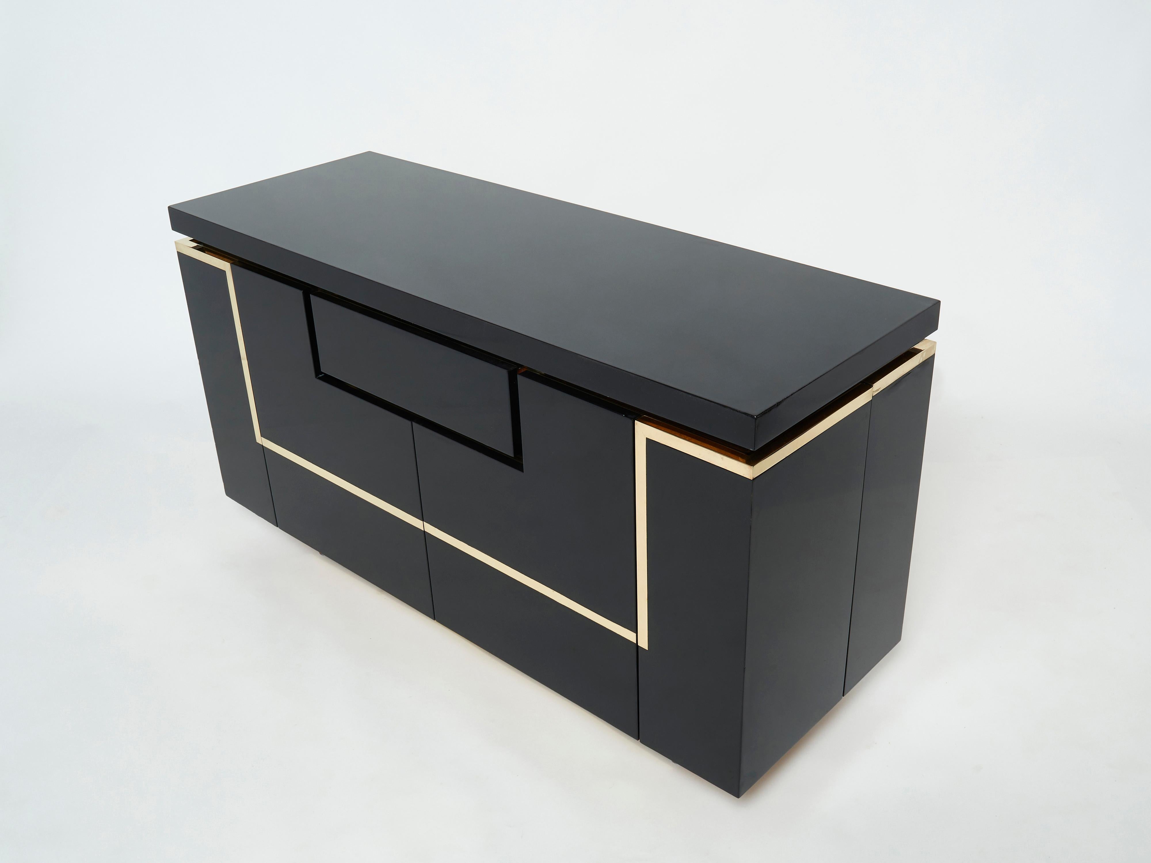 J.C. Mahey: schwarz lackiertes Sideboard-Barschrank aus Messing, 1970er Jahre (Moderne der Mitte des Jahrhunderts) im Angebot
