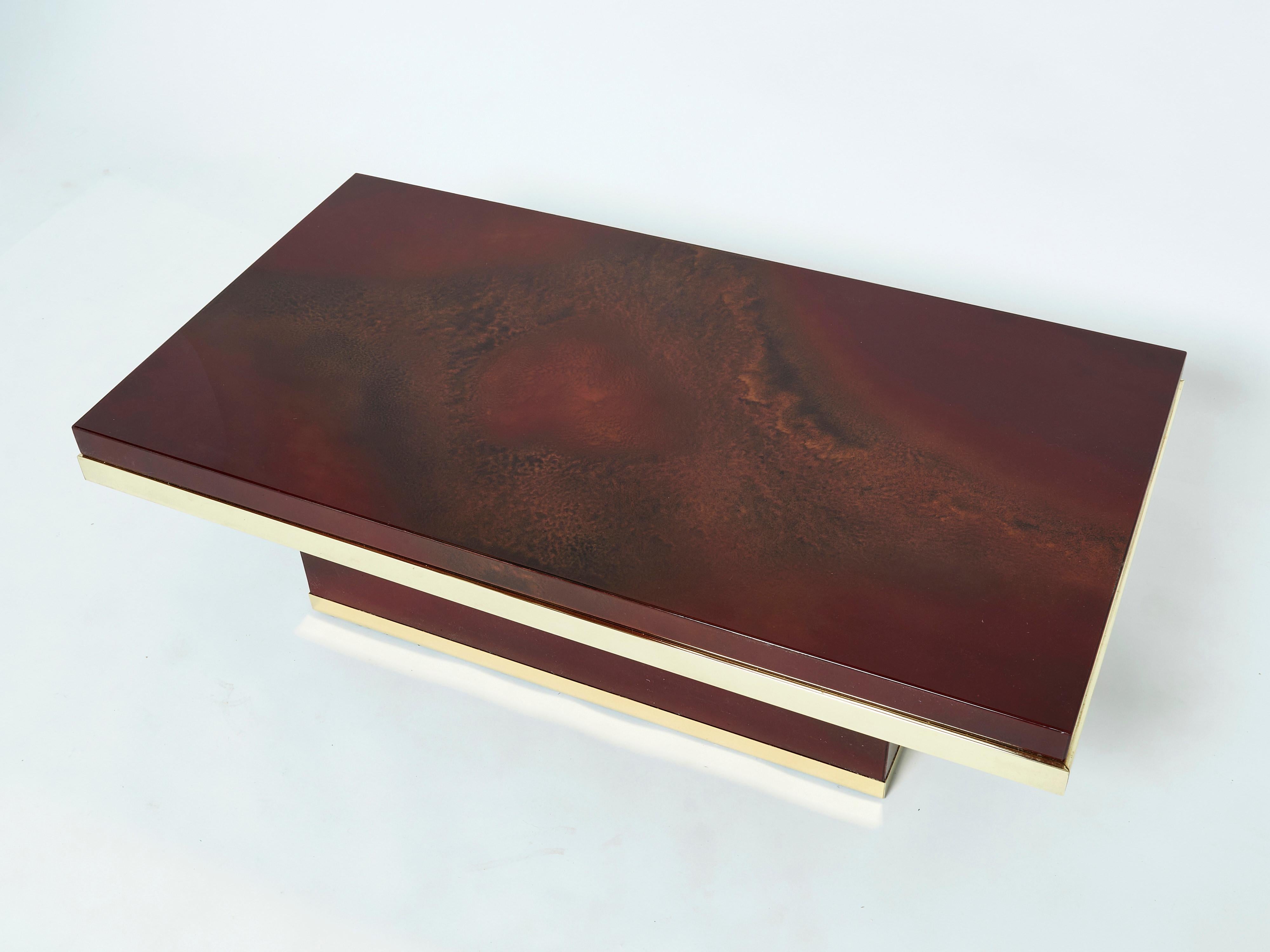 Mid-Century Modern J.C. Table basse en laque rouge cerise et laiton Mahey, années 1970 en vente