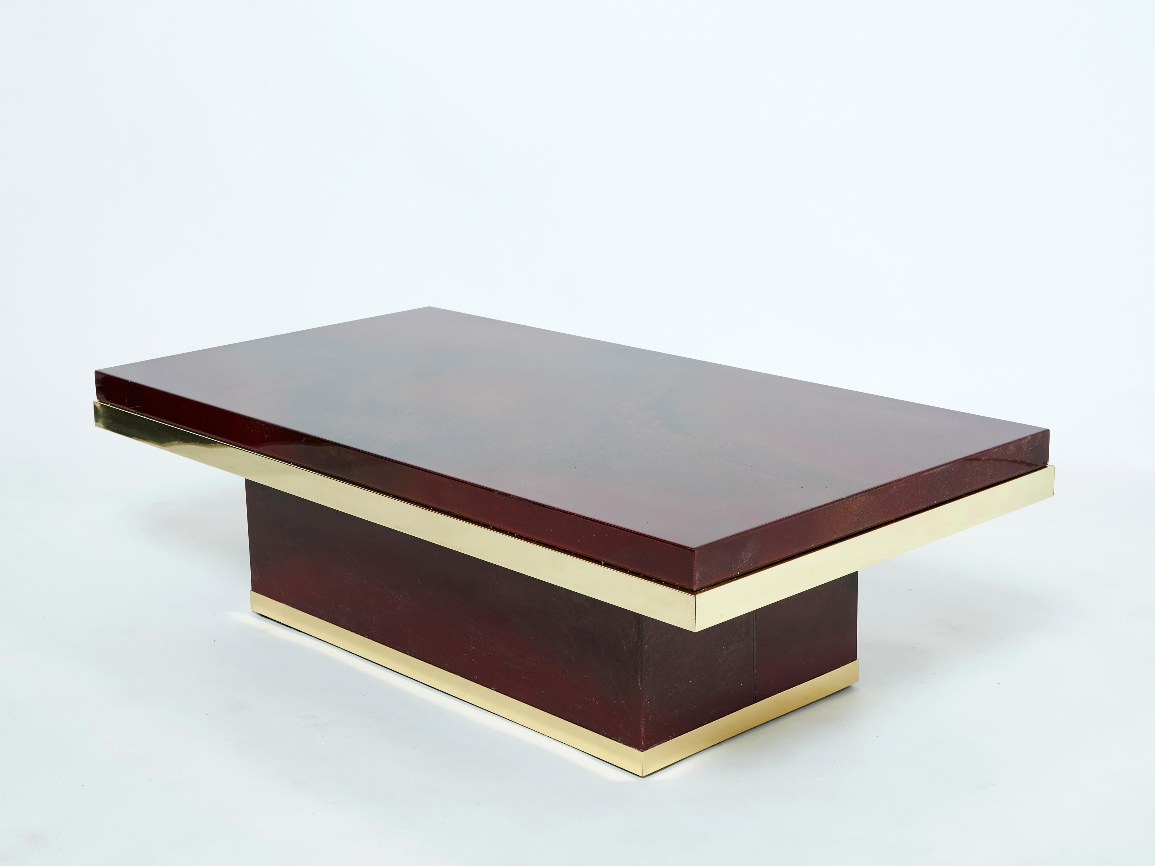 J.C. Mahey Cherry Red Lacquer and Brass Coffee Table, 1970s In Good Condition For Sale In Paris, IDF