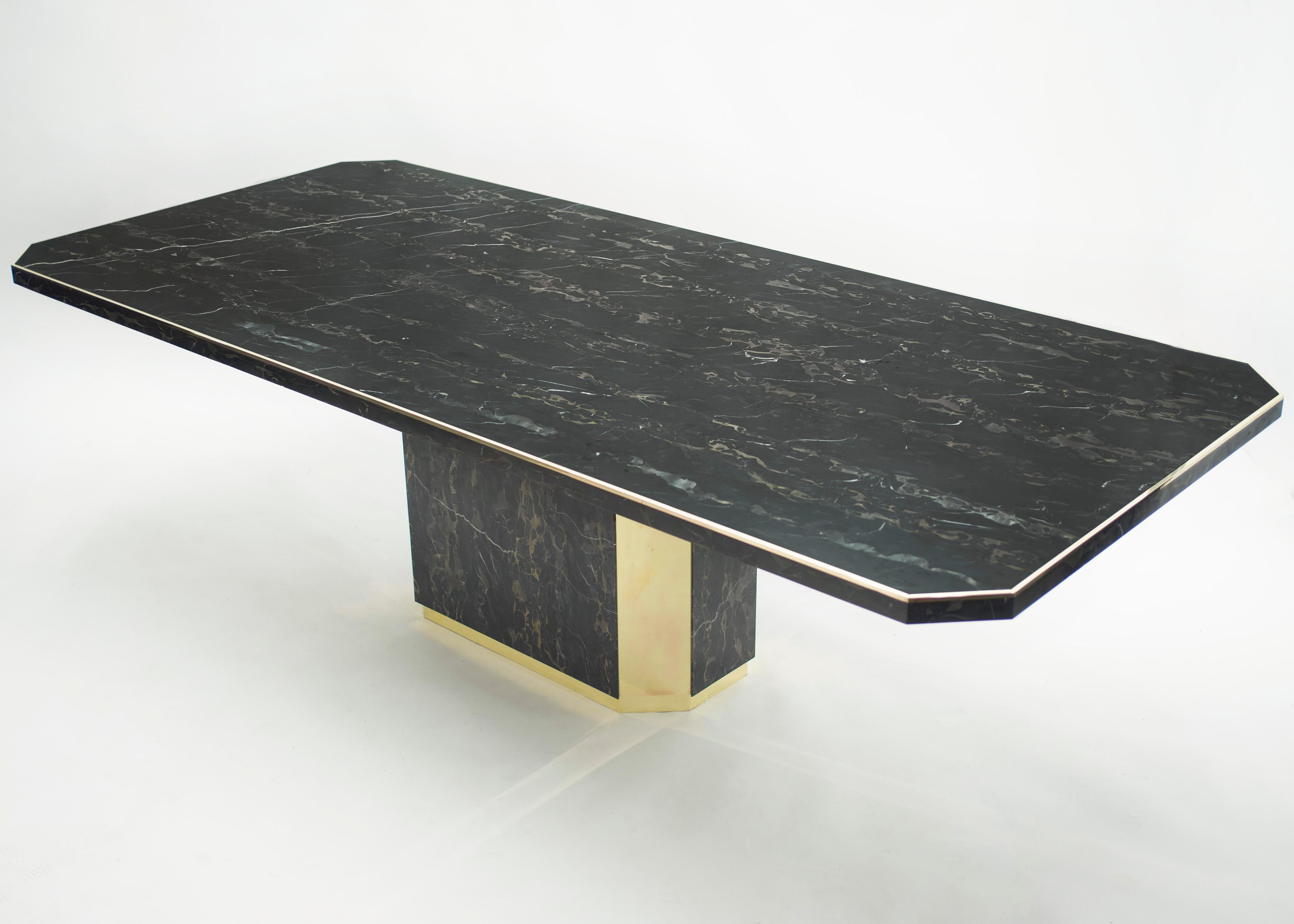 Incroyable table en marbre français Portoro signée Paco Rabanne 1979 sur la partie supérieure de la base, et conçue par Jean-Claude Mahey. Avec son design impeccable, ses proportions parfaites et ses matériaux haut de gamme en marbre Portoro et en