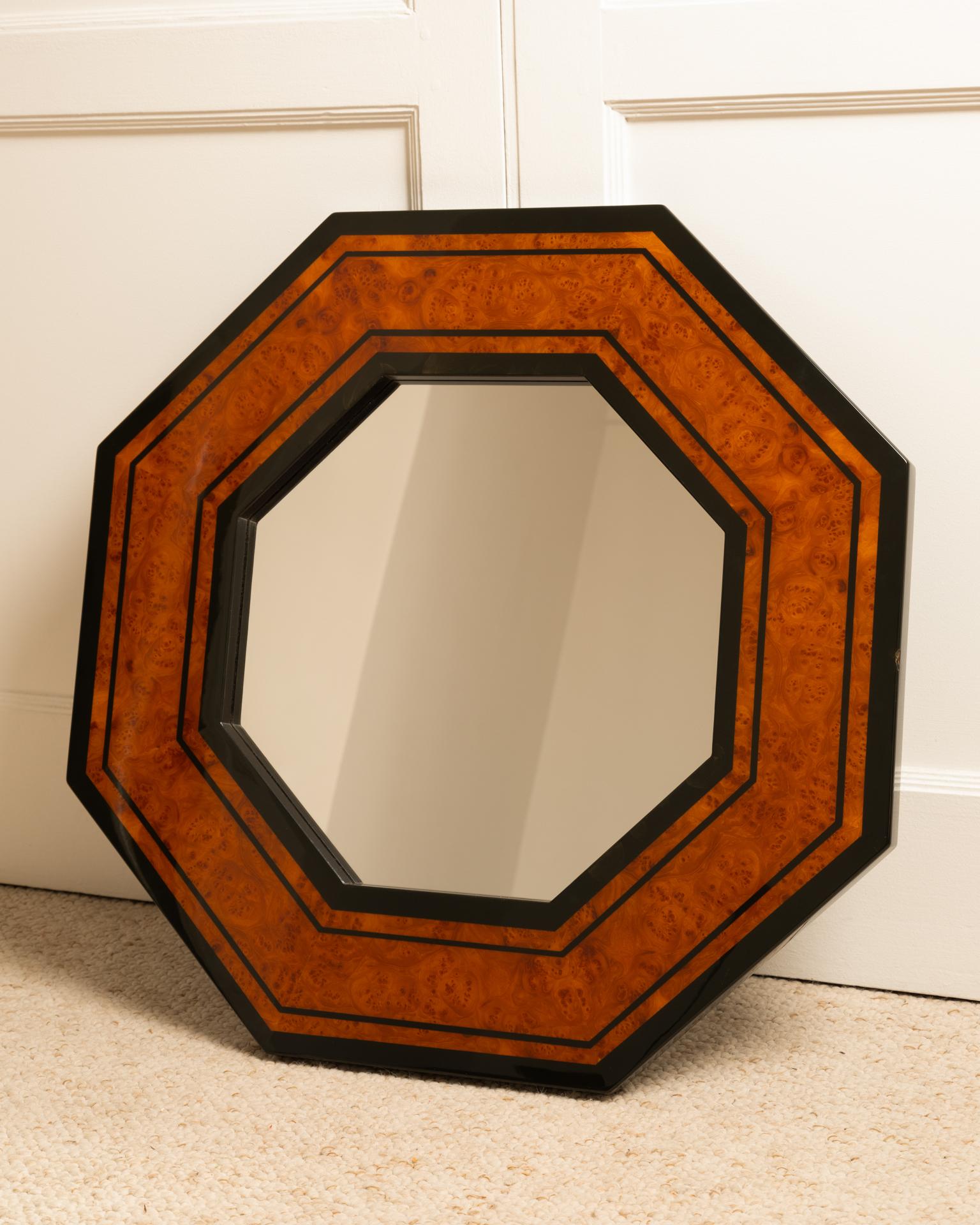 Miroir octogonal en bois et loupe de bois. Design Jean-Claude Mahey (étiquette Mahey Paris au dos). Ouvrage français des années 1970. `

Traces d'utilisation - Petits éclats

Dimension H. : 72,5 cm