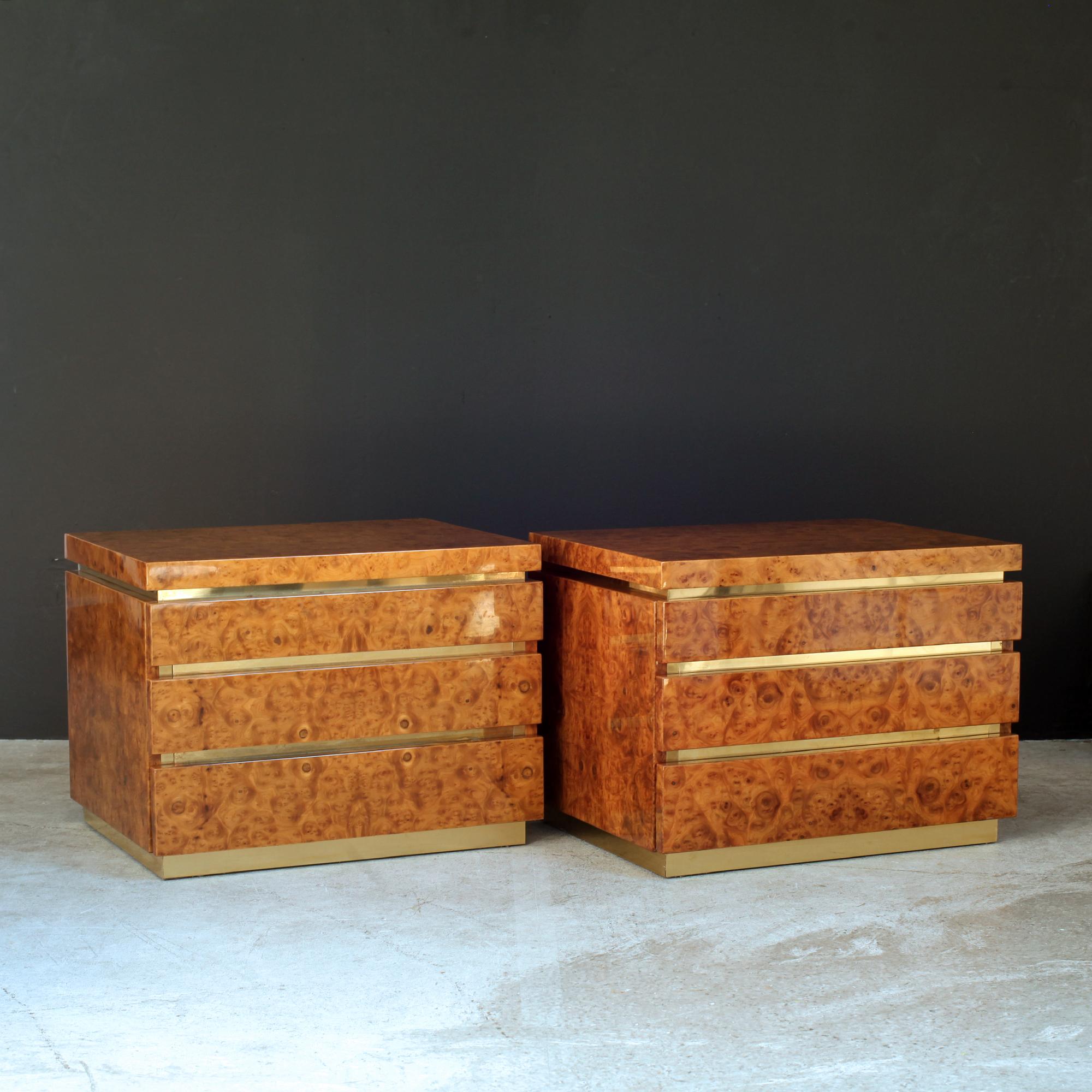 Elegant and shining varnished burl elm pair of nightstands, chest of drawers or side table by Jean-Claude Mahey for Maison Romeo Paris.
The beauty and luxury of elm burl, enhanced by brass details, give these tables a chic, timeless look, typical of