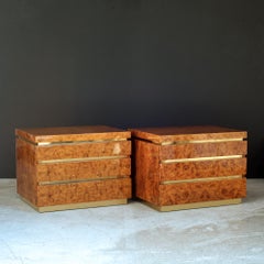 J.C. Paire de tables de nuit commodes et de tables d'appoint Mahey en orme et laiton, France, années 1970