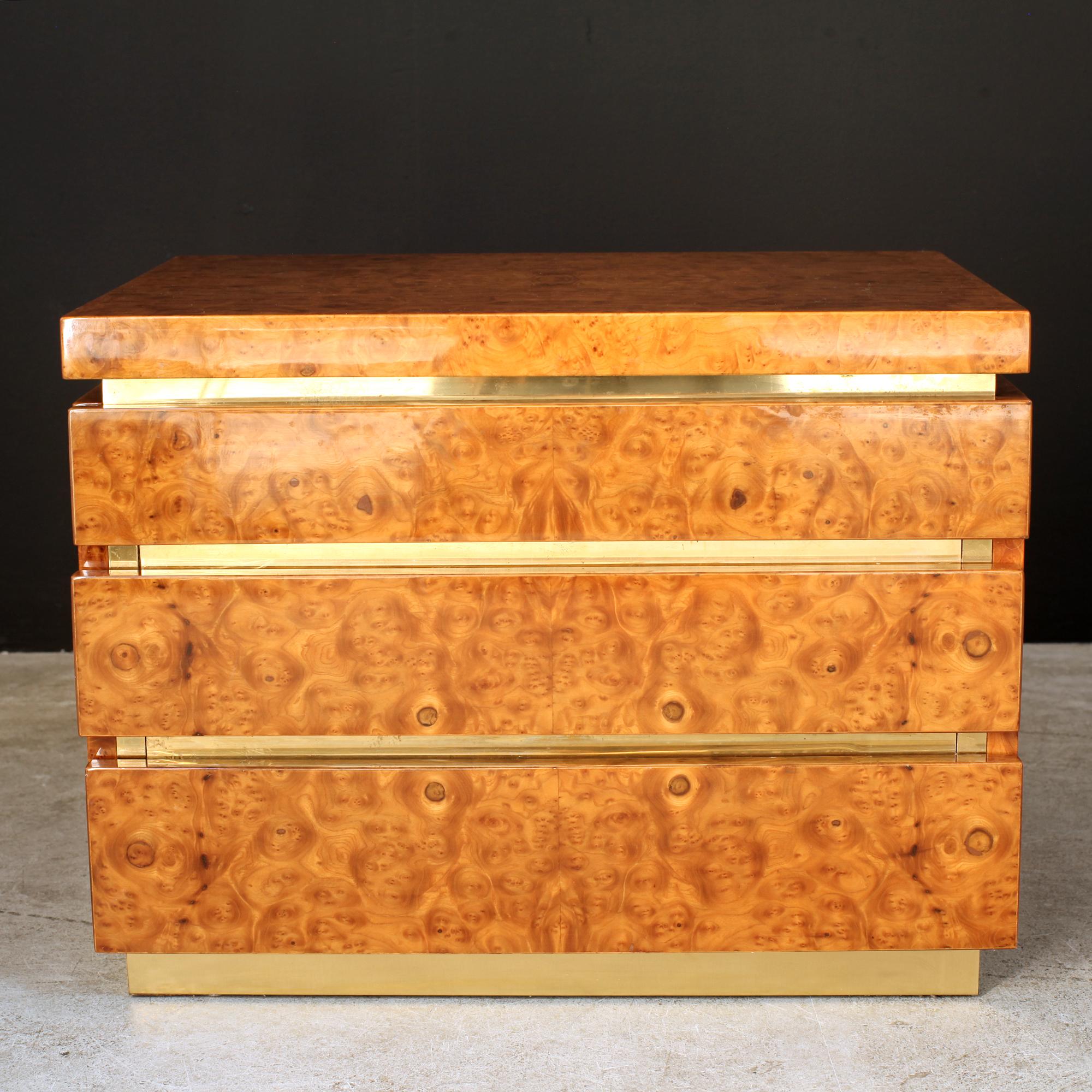 Varnished J.C. Mahey Pair of Burl Elm and Brass Nightstands Chests Side Table France 1970s