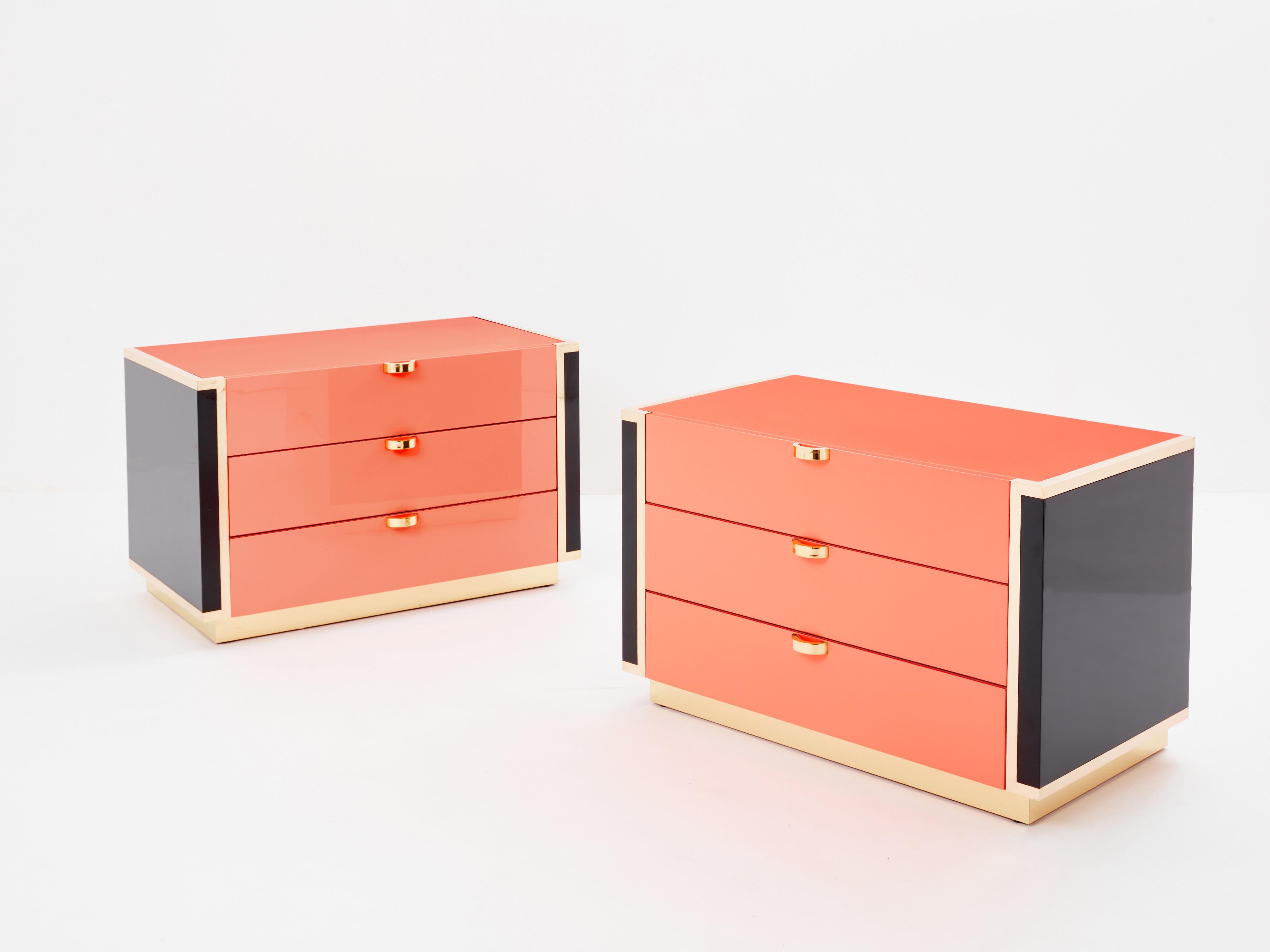 These twin nightstands chest of drawers in a beautiful peach pink and black lacquer could serve in a bedroom, or as sturdy end tables in a living room or office, or else as small commodes in a dressing room. The crisp mix of peach and black lacquer