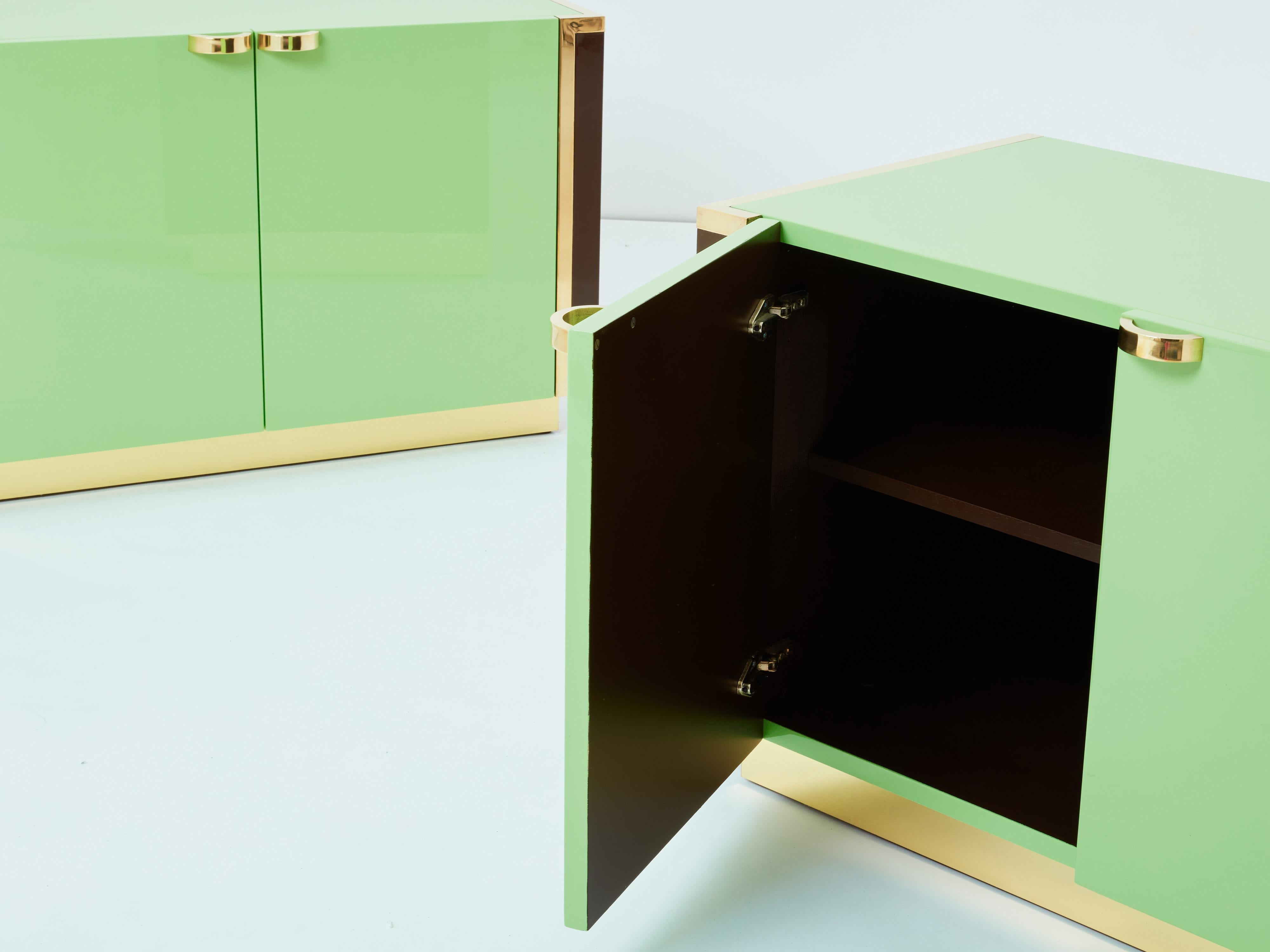 J.C. Mahey pair of small green lacquer and brass cabinets 1970s In Good Condition For Sale In Paris, IDF