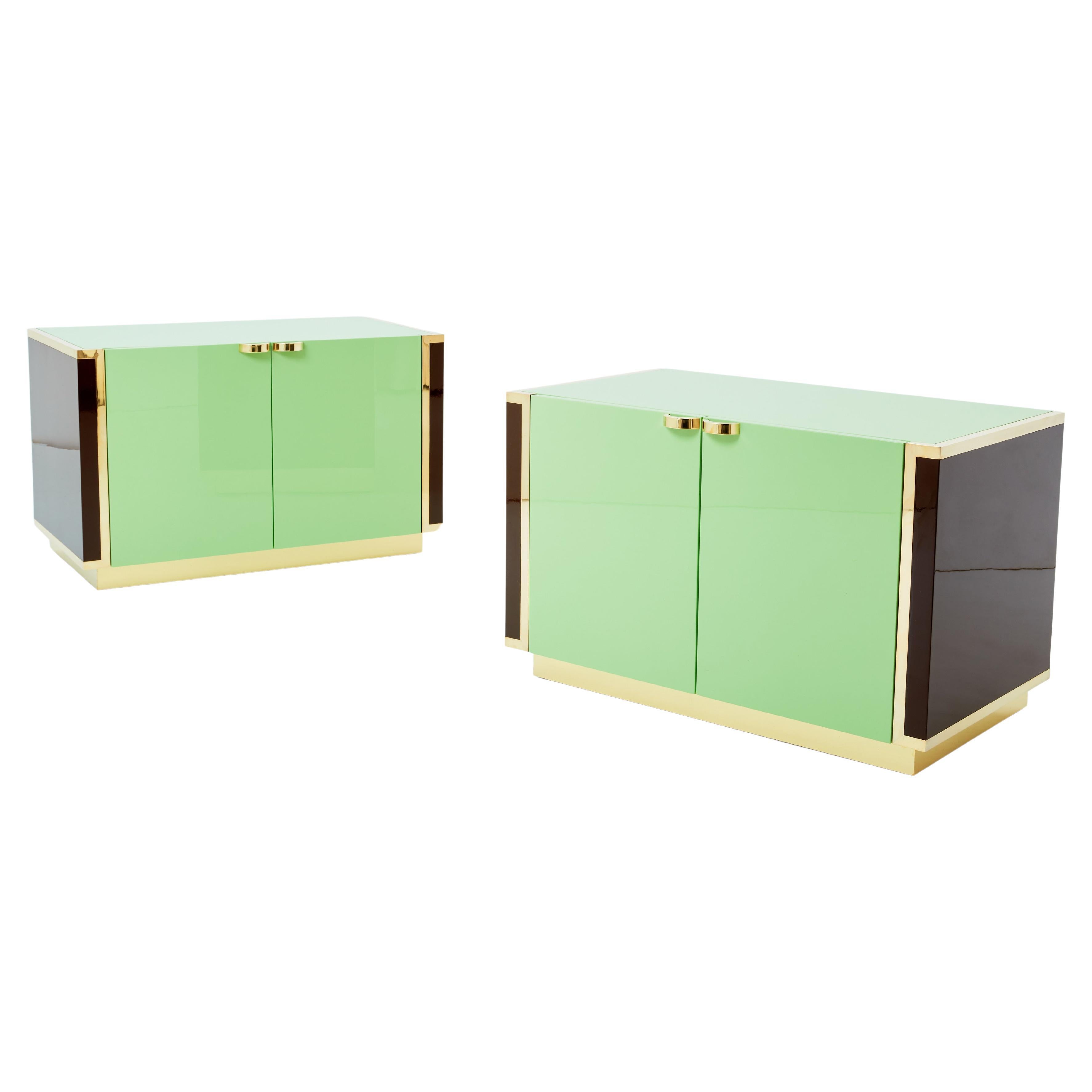 J.C. Paire de petits meubles de rangement en laque verte et laiton Mahey des années 1970