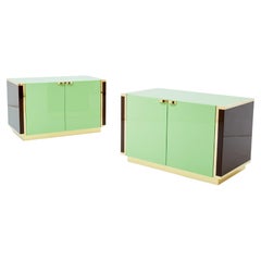 J.C. Paire de petits meubles de rangement en laque verte et laiton Mahey des années 1970