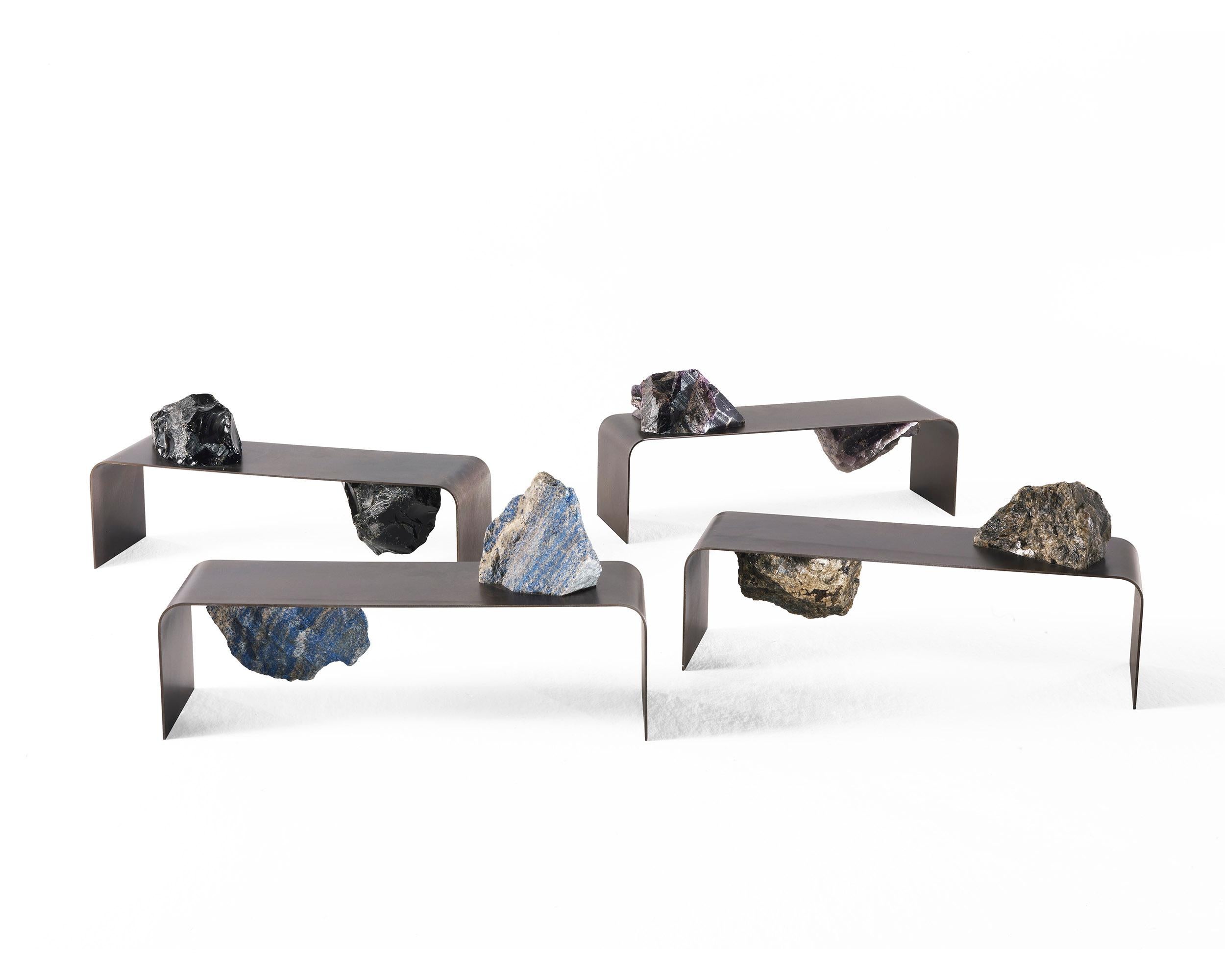italien Centre de table en argile du 21e siècle avec éléments en lapis-lazuli par CTRLZAK en vente