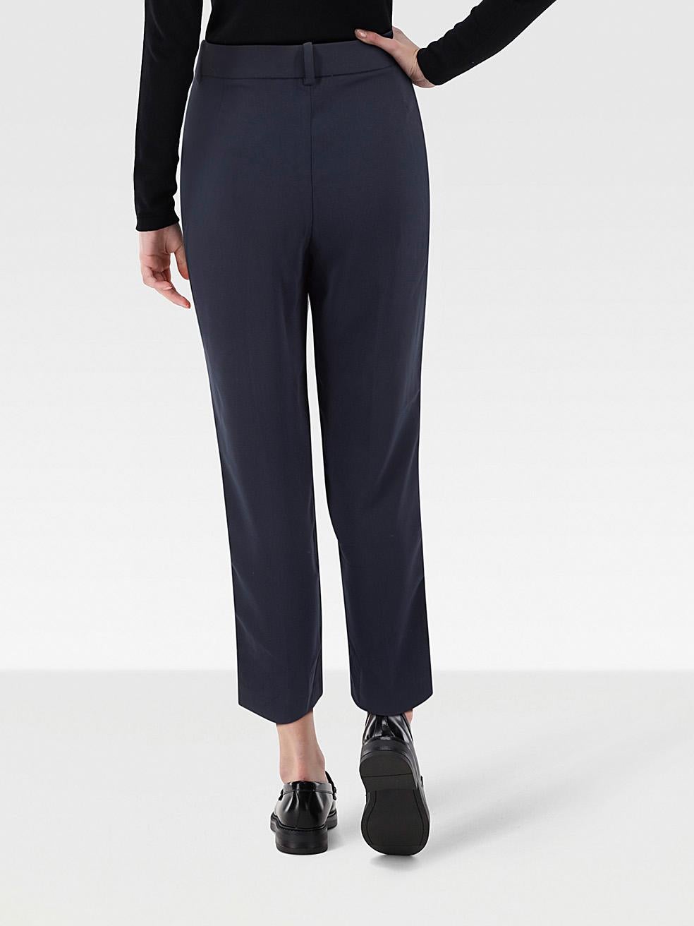 L'ÉTAT est Jamais porté, avec les étiquettes. Aucune usure visible du pantalon n'est visible sur ce nouvel article de revente de créateur J.Crew.
 
 Détails
 
 
 Marine
 
 Polyester
 
 Pantalon
 
 Conique
 
 Hauts lieux
 
 Côtés brodés
 
 Perles