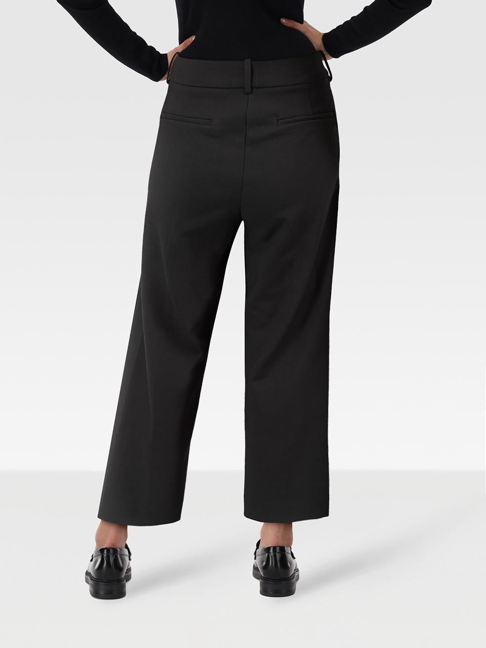 El ESTADO es Muy bueno. Apenas se aprecia desgaste de los pantalones en este usado. Artículo de reventa del diseñador J.Crew
 
 Detalles
 
 
 Negro
 
 Poliéster
 
 Pantalones
 
 Corte recto
 
 Media caña
 
 Bragueta con cremallera, corchete y botón
