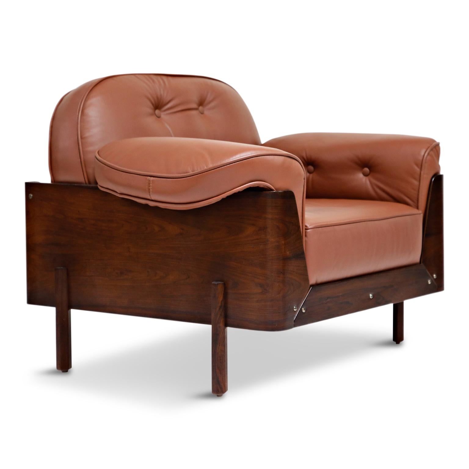 J.D. Moveis e Decoracoes Brazilian Rosewood and Leather Lounge Chair, 1960s In Excellent Condition In Los Angeles, CA