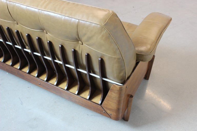 J.D. Moveis e Decoracoes Sofa, Brazilian Rosewood and Leather, circa 1960s For Sale 4